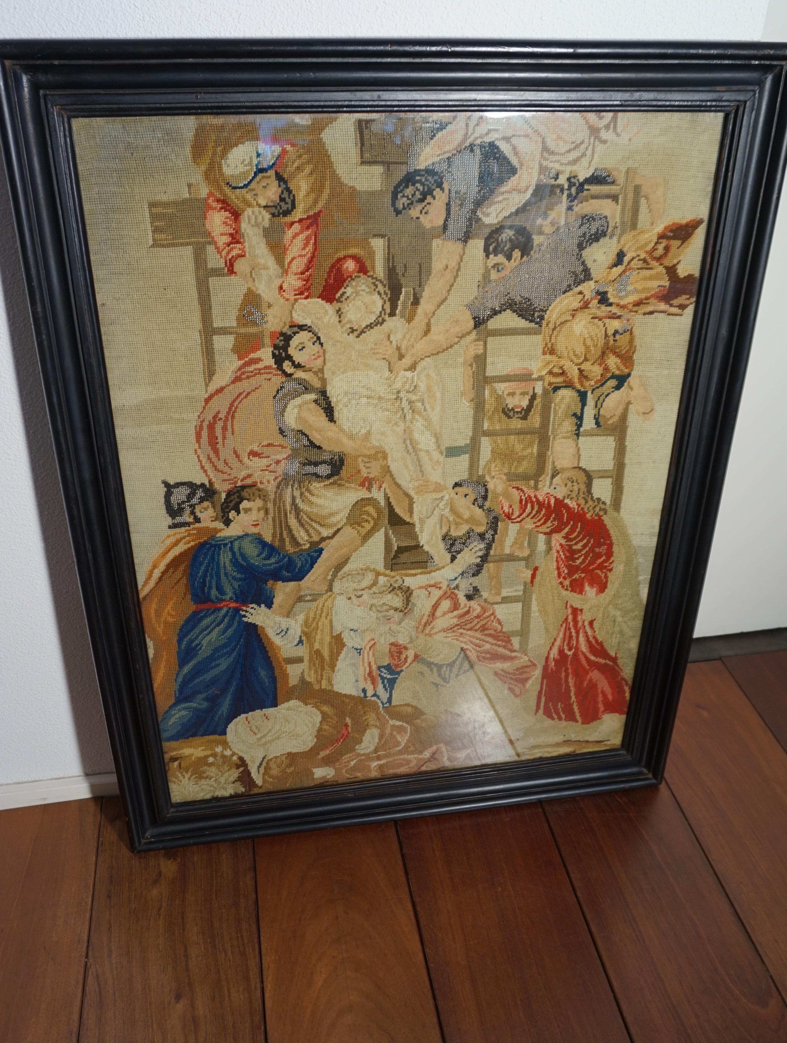 broderie du milieu des années 1800 représentant Jésus descendant de la croix dans un cadre en bois noirci 10