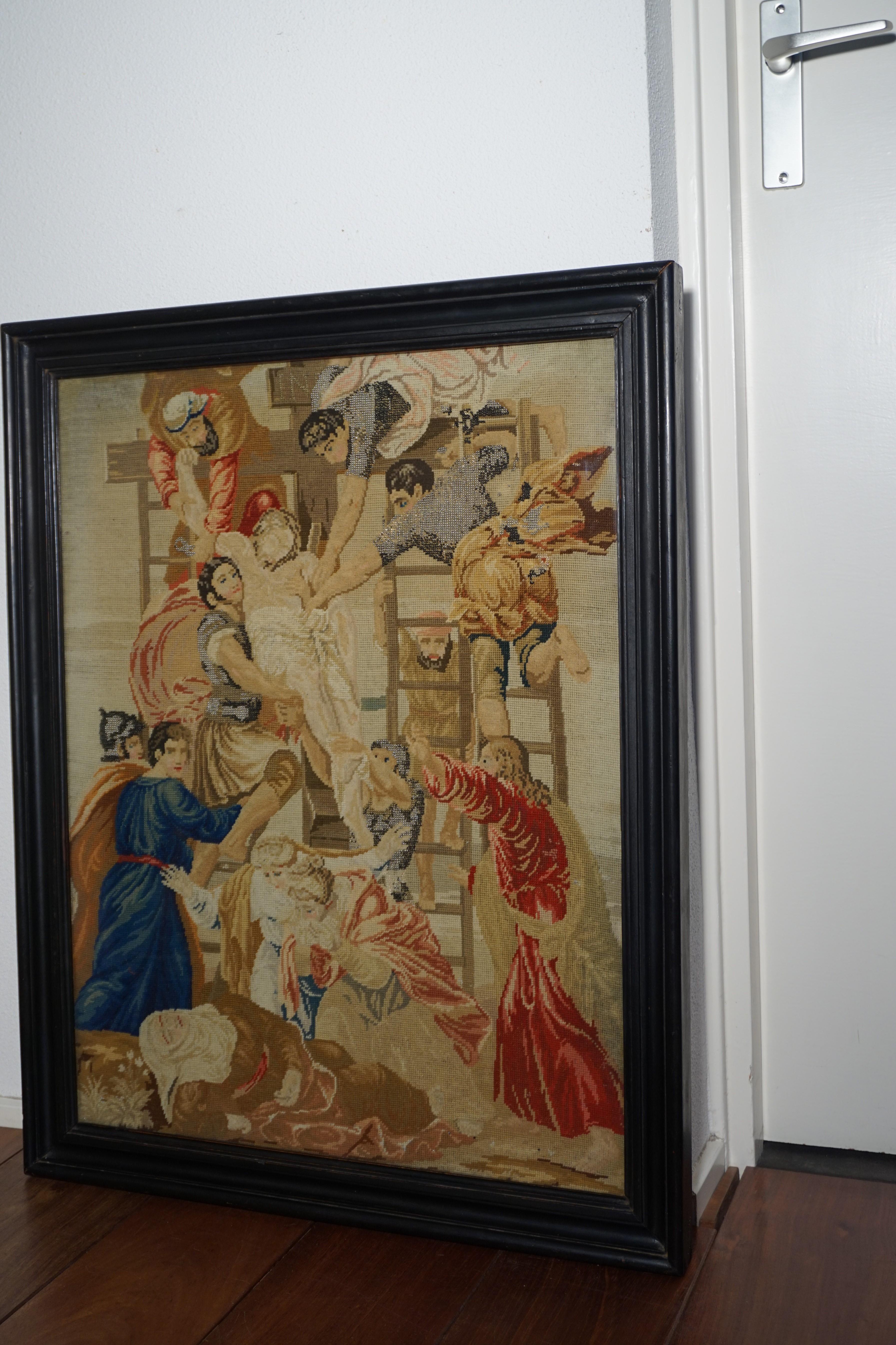 broderie du milieu des années 1800 représentant Jésus descendant de la croix dans un cadre en bois noirci 11