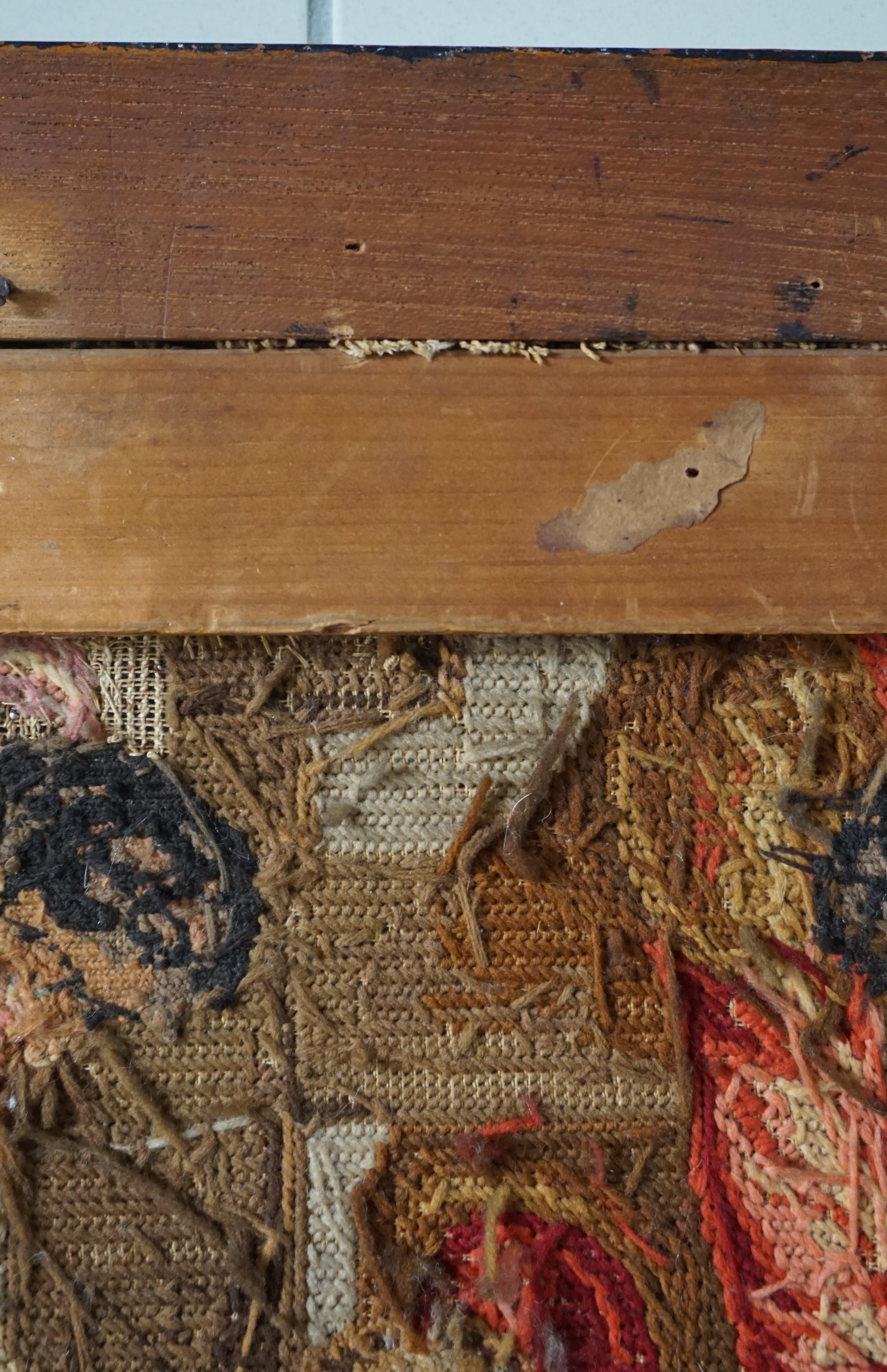 XIXe siècle broderie du milieu des années 1800 représentant Jésus descendant de la croix dans un cadre en bois noirci