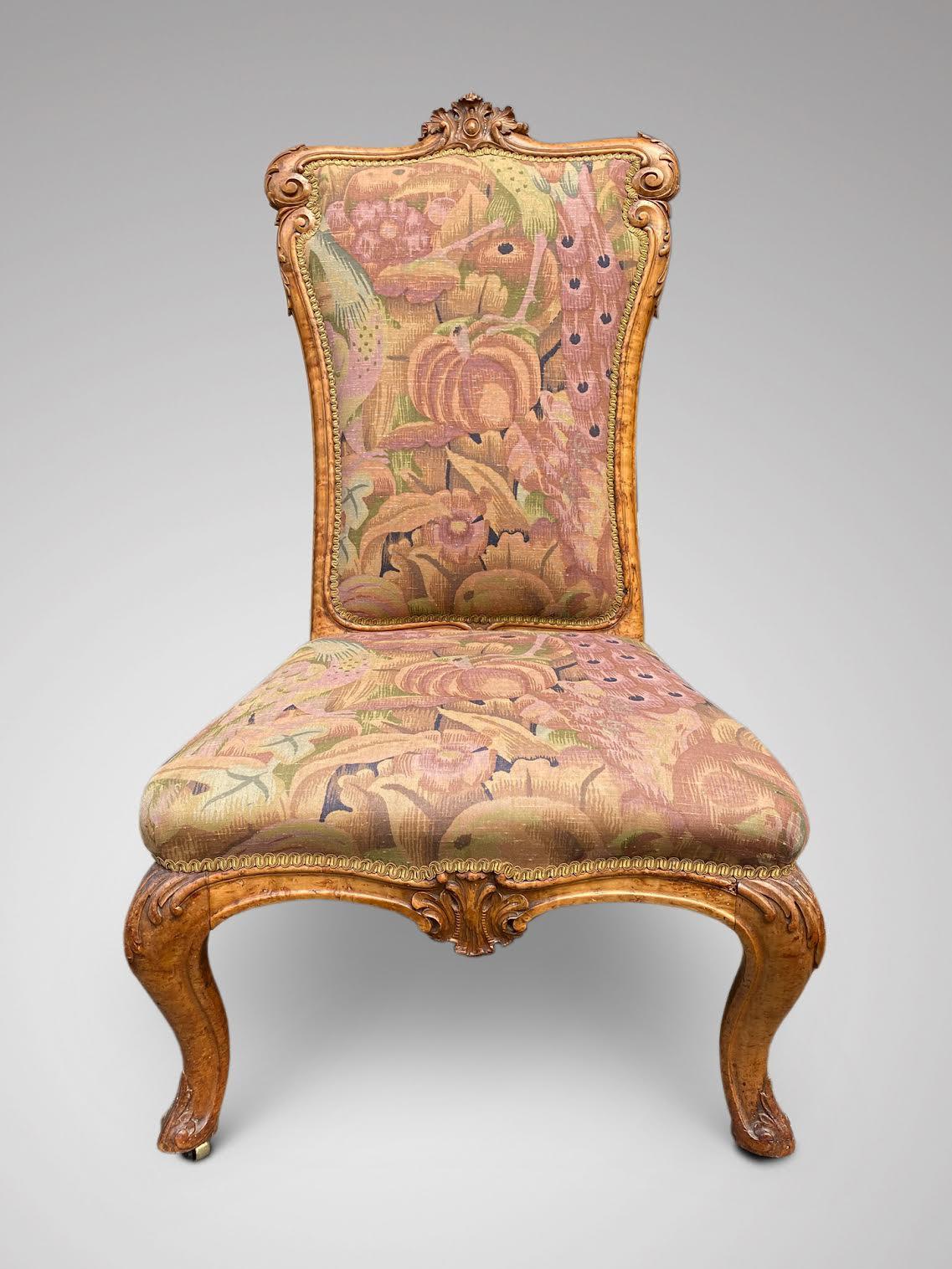 Début de l'époque victorienne Superbe chaise d'infirmière en loupe d'orme du milieu du 19e siècle en vente