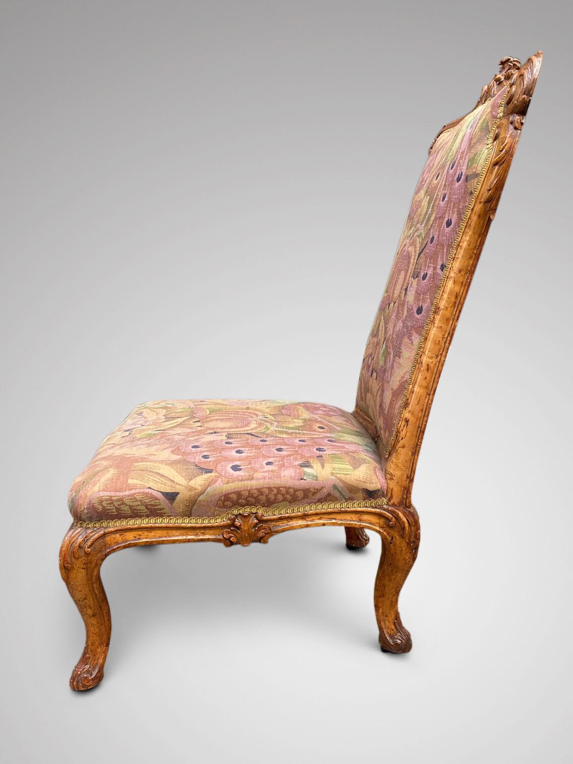 Britannique Superbe chaise d'infirmière en loupe d'orme du milieu du 19e siècle en vente