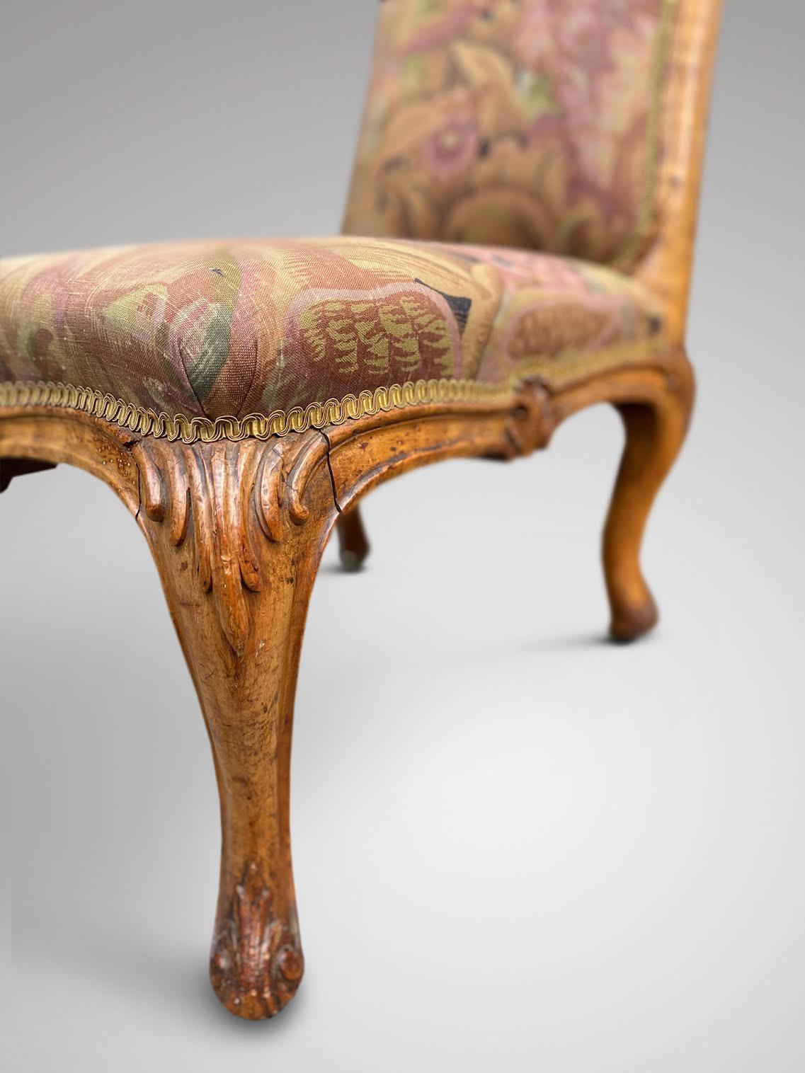 Sculpté à la main Superbe chaise d'infirmière en loupe d'orme du milieu du 19e siècle en vente