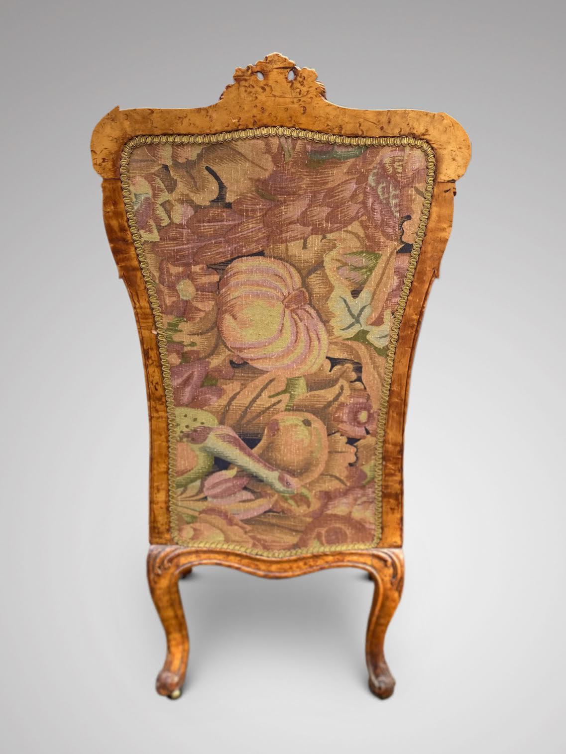 XIXe siècle Superbe chaise d'infirmière en loupe d'orme du milieu du 19e siècle en vente