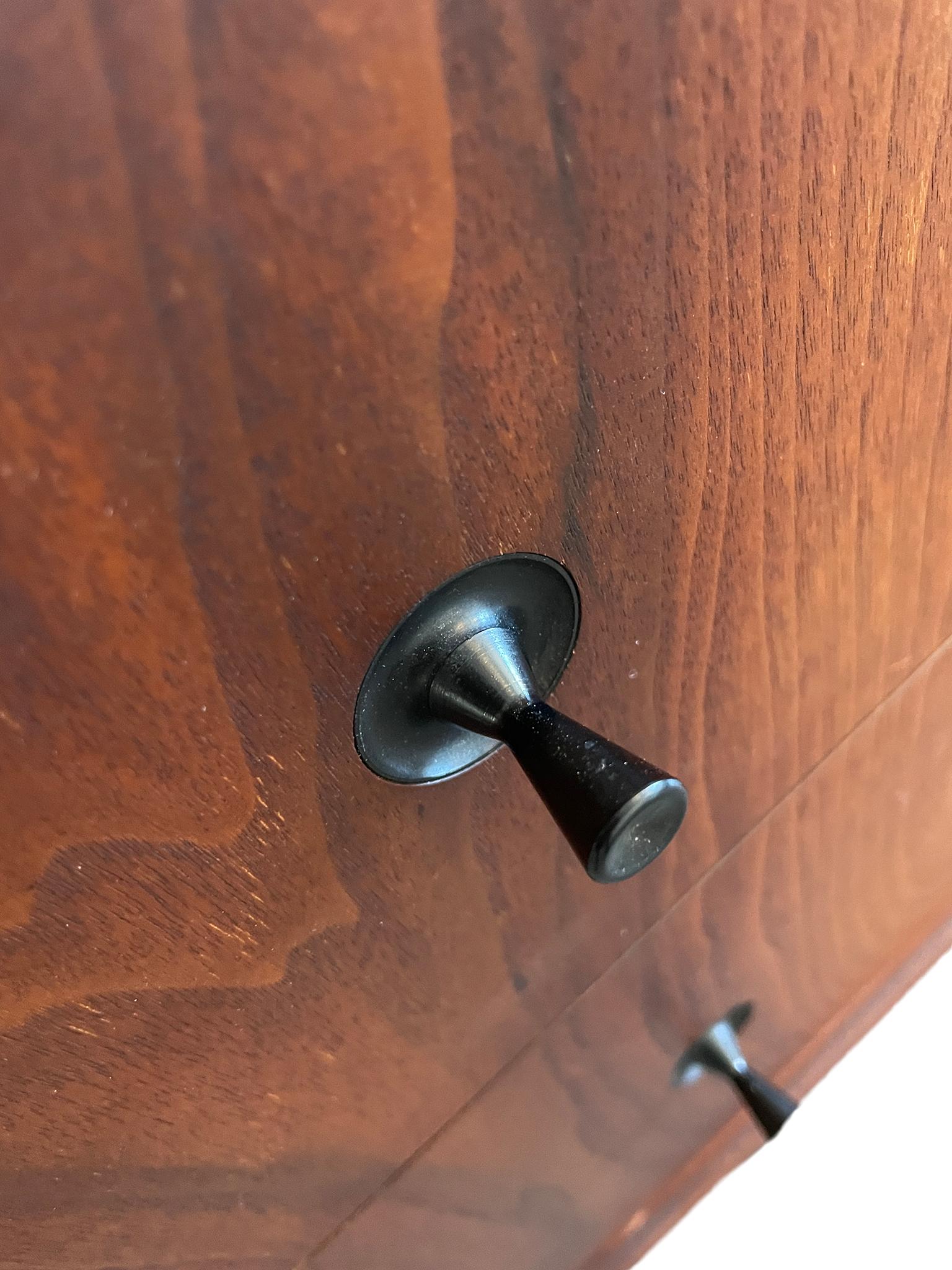 Stunning Mid Century American Modern 6 Drawer Walnut Dresser Veneer Front In Good Condition In BROOKLYN, NY