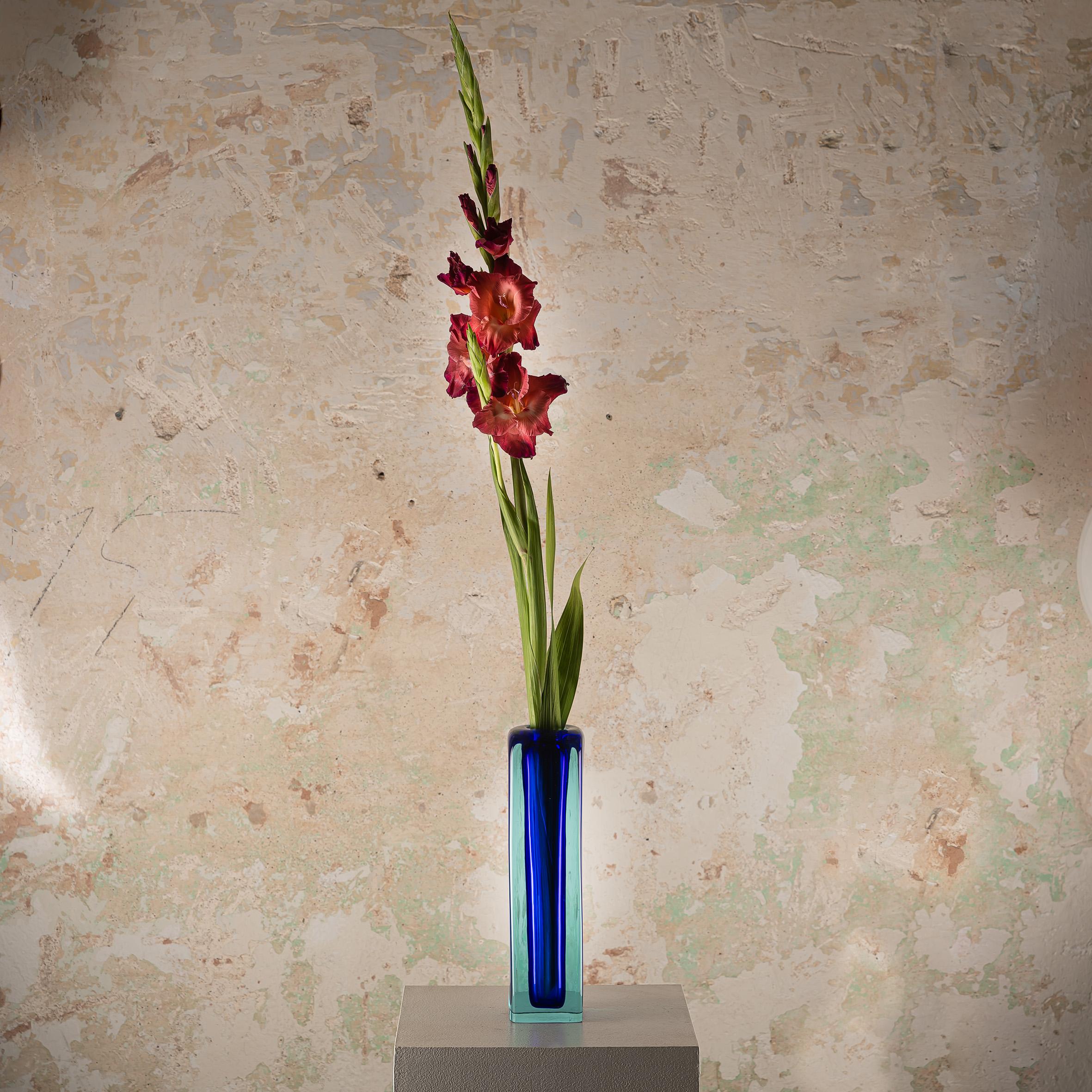 Lo splendido vaso in vetro di Murano Cenedese Blue Sommerso di metà secolo è la quintessenza dell'arte vetraria italiana che incarna eleganza, raffinatezza e bellezza senza tempo. Ecco perché questo vaso dovrebbe far parte della tua
