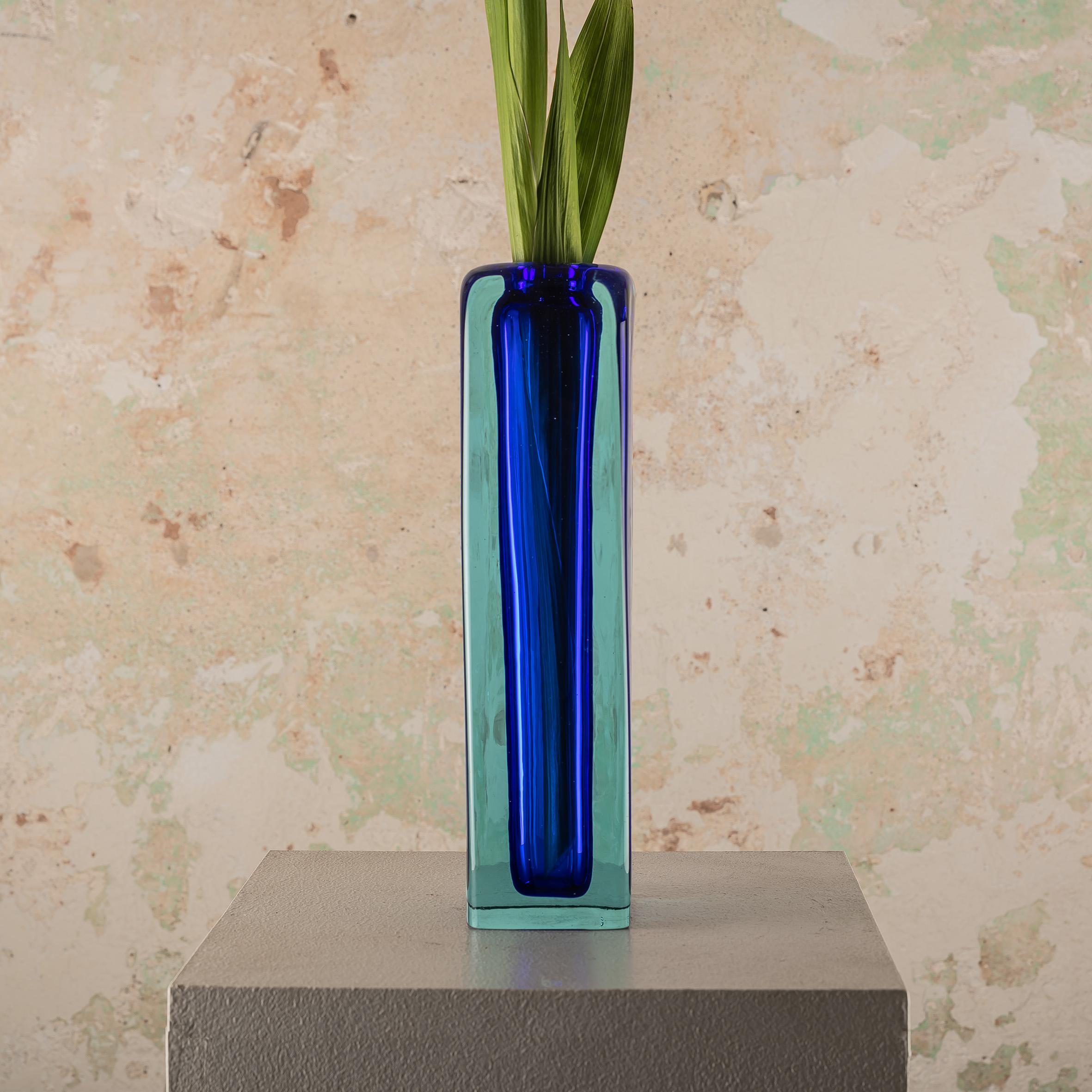 Stupendo vaso di metà secolo in vetro di Murano Glass Sommerso blu del Cenedese In condizioni buone in vendita a BARCELONA, ES