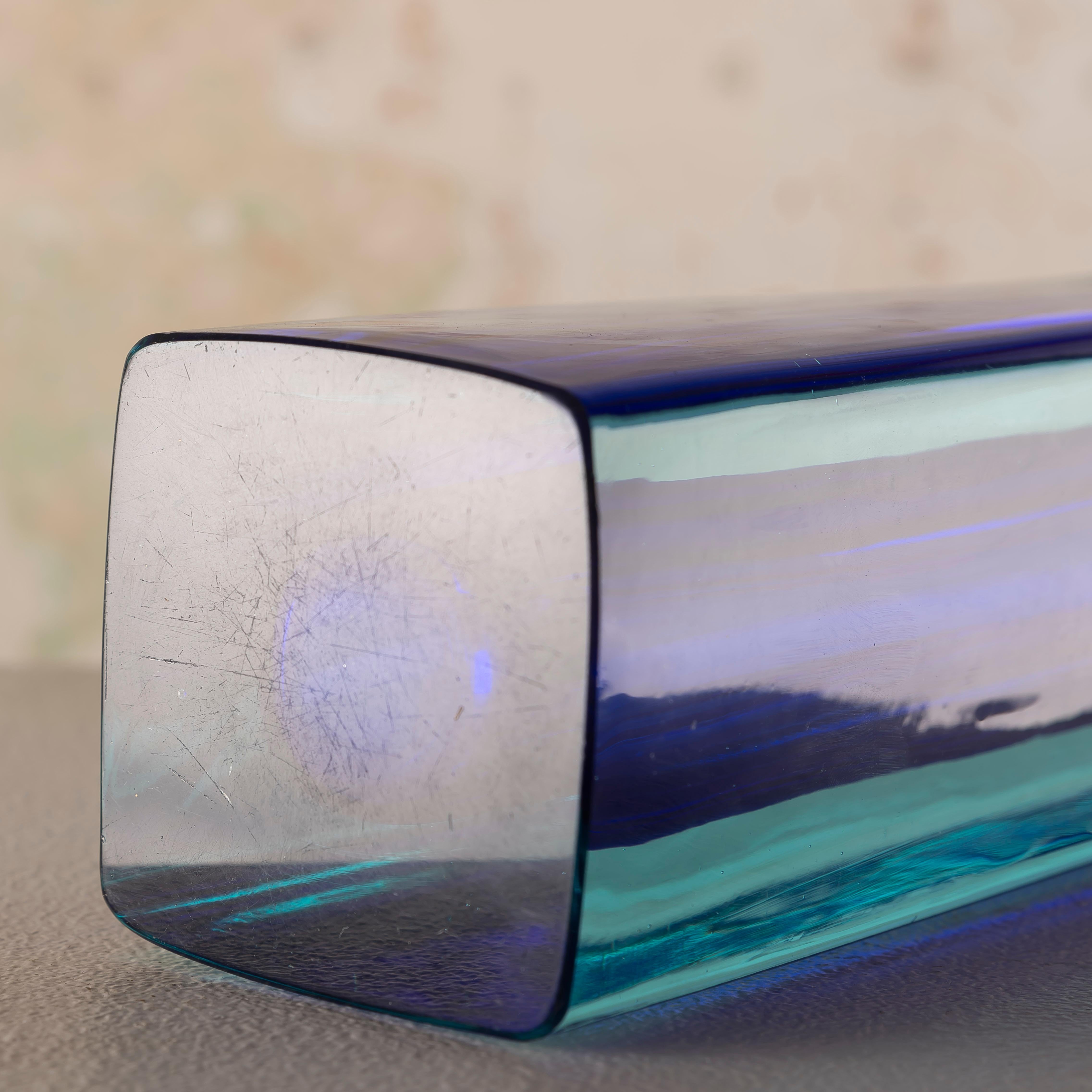 Metà XX secolo Stupendo vaso di metà secolo in vetro di Murano Glass Sommerso blu del Cenedese in vendita