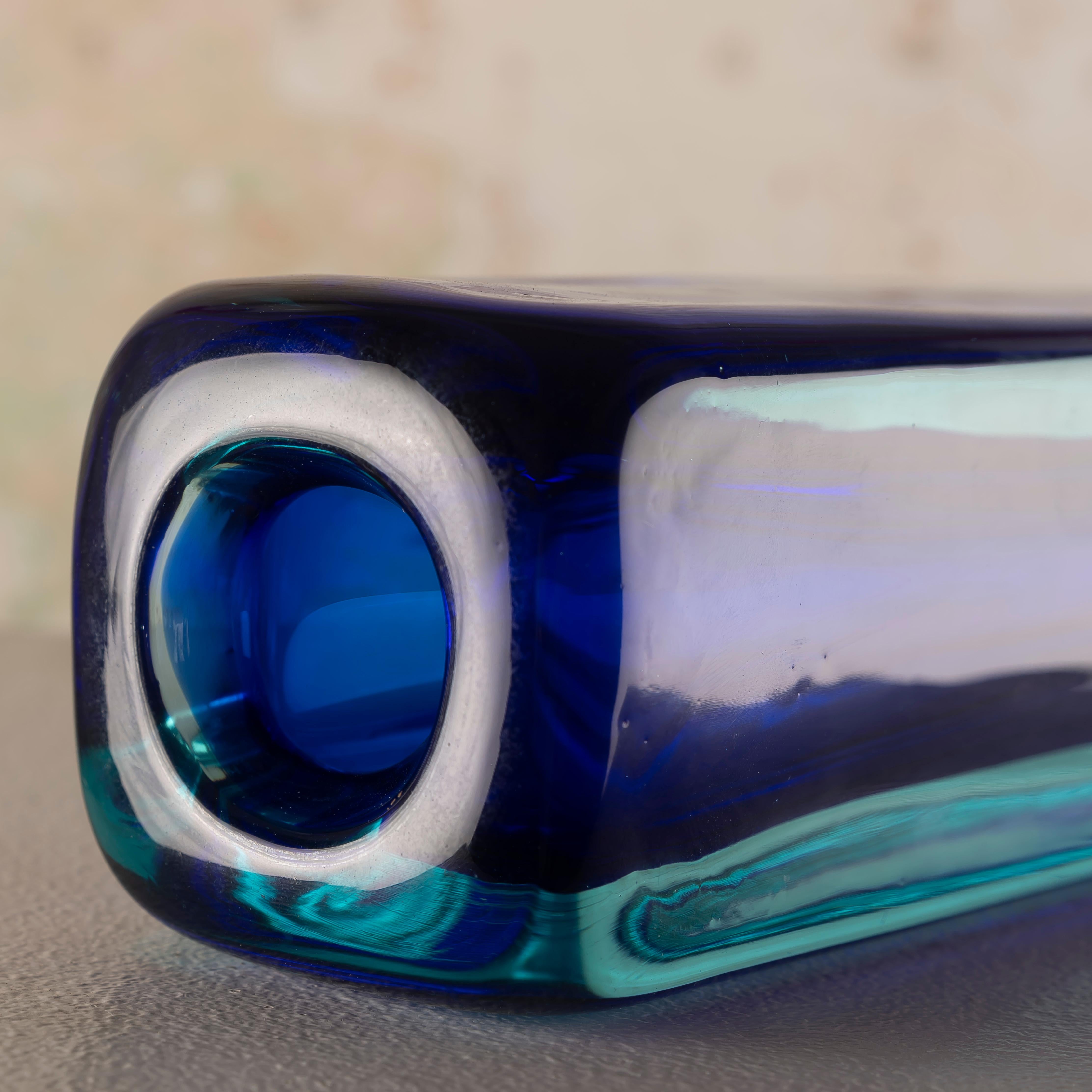 Vetro di Murano Stupendo vaso di metà secolo in vetro di Murano Glass Sommerso blu del Cenedese in vendita