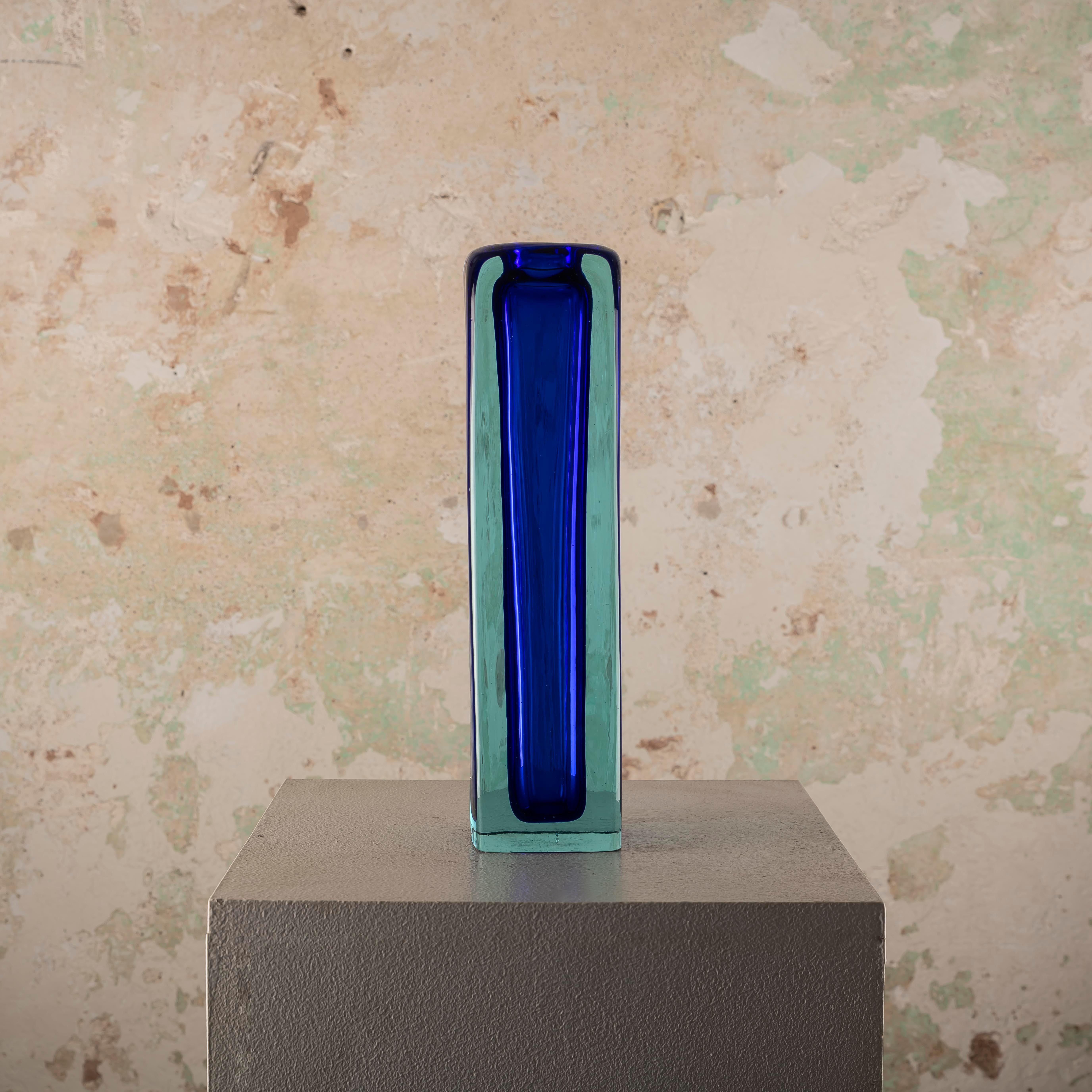 Stupendo vaso di metà secolo in vetro di Murano Glass Sommerso blu del Cenedese in vendita 1