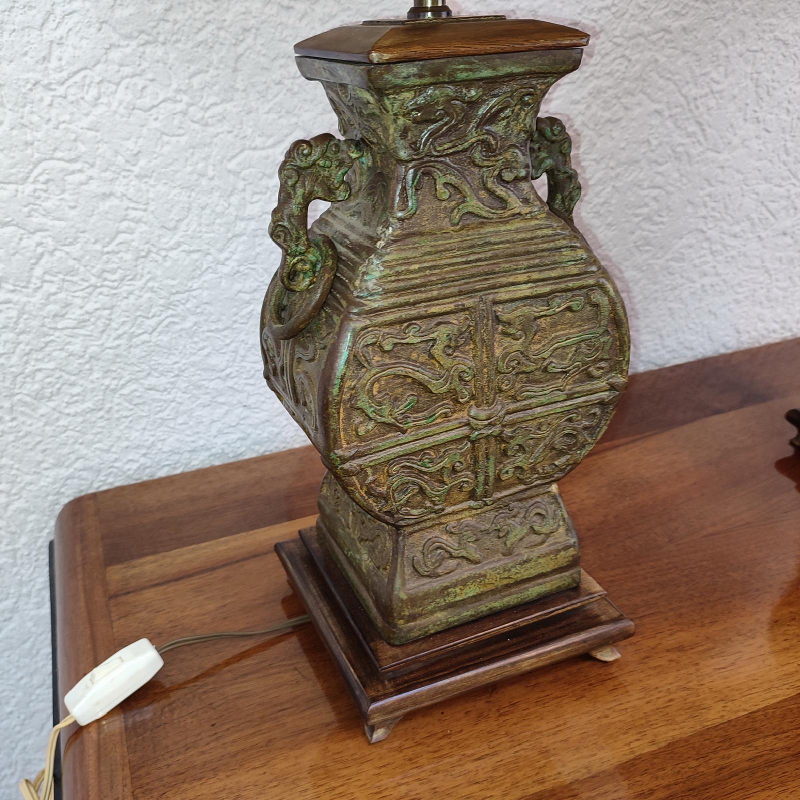 Impresionante par de lámparas chinas de bronce verdigris de mediados de siglo, estilo James Mont en venta 3