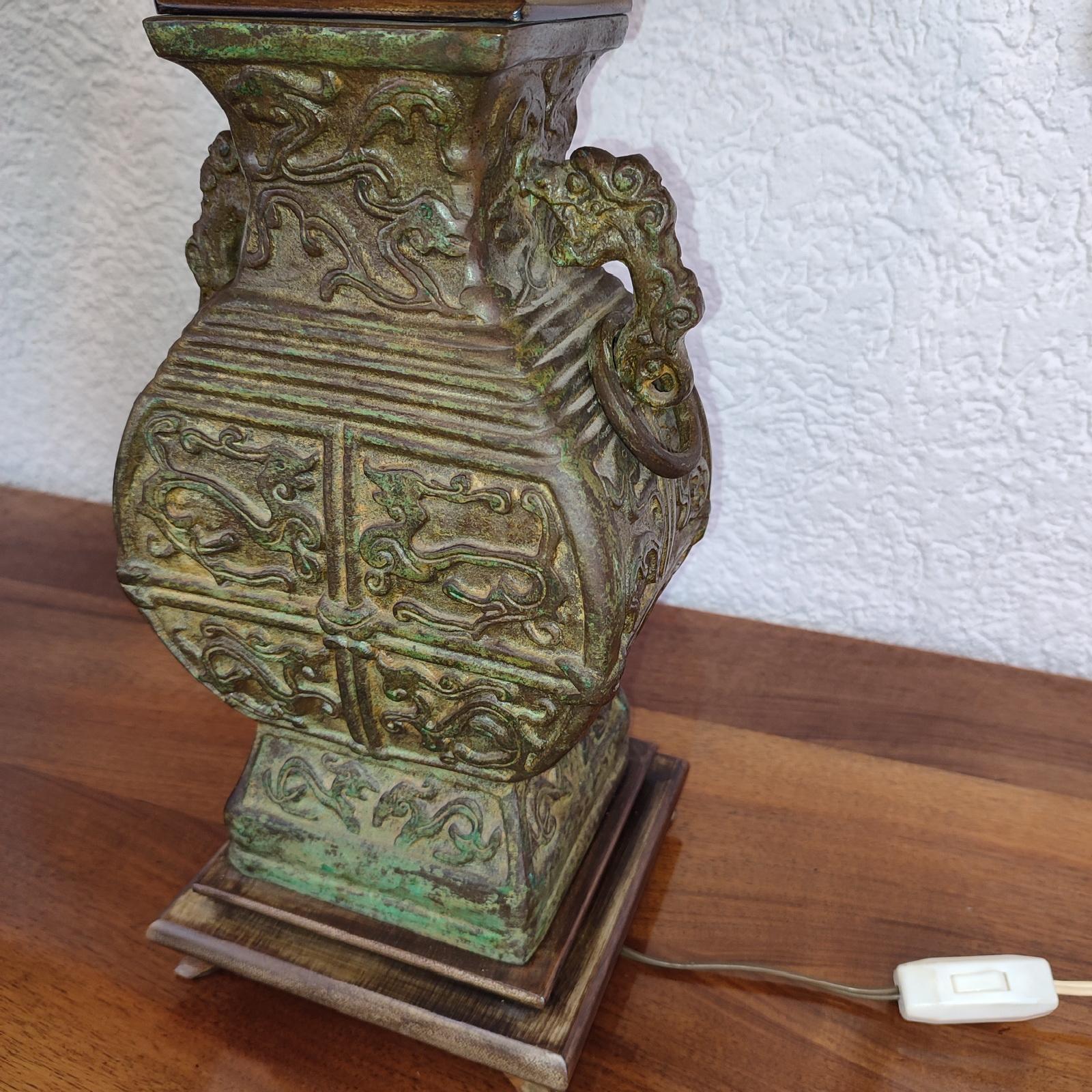 Impresionante par de lámparas chinas de bronce verdigris de mediados de siglo, estilo James Mont en venta 4