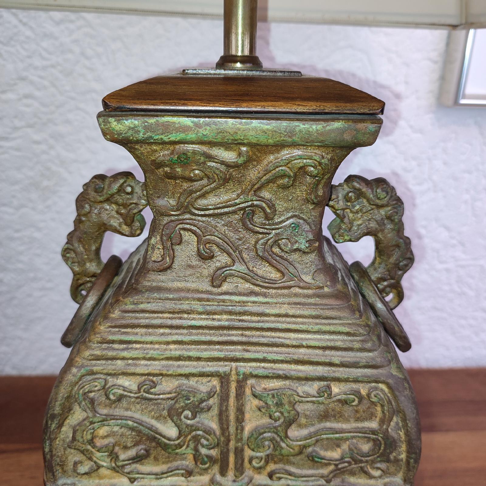Impresionante par de lámparas chinas de bronce verdigris de mediados de siglo, estilo James Mont en venta 5