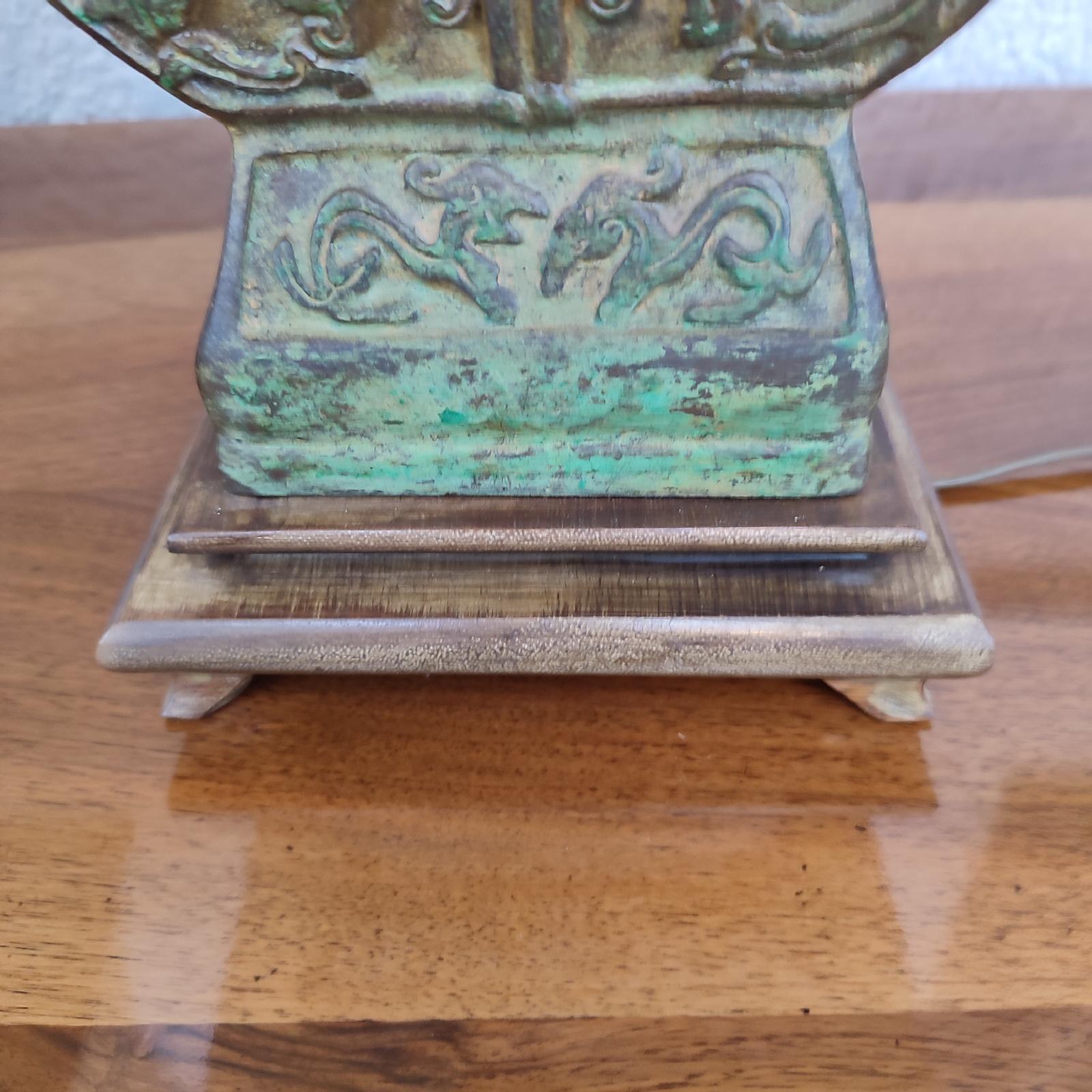 Impresionante par de lámparas chinas de bronce verdigris de mediados de siglo, estilo James Mont en venta 6