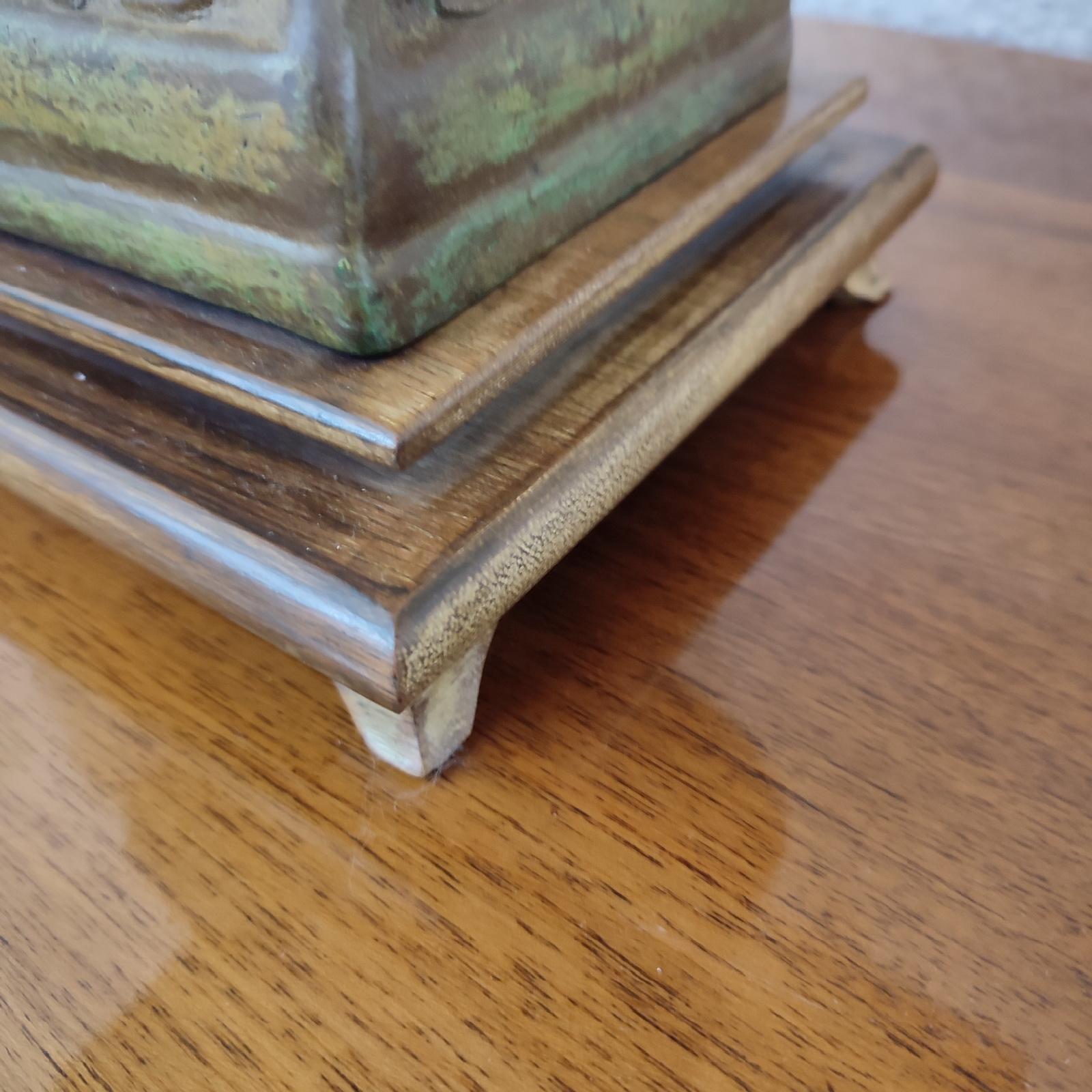 Impresionante par de lámparas chinas de bronce verdigris de mediados de siglo, estilo James Mont en venta 7