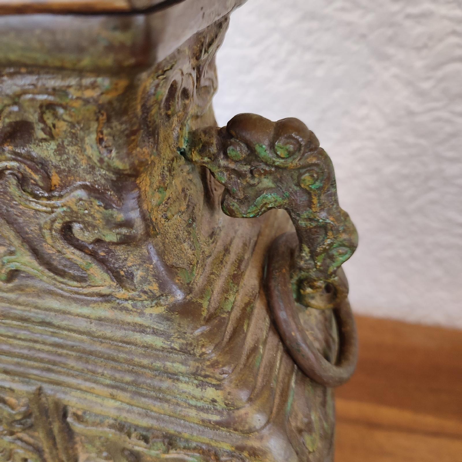 Impresionante par de lámparas chinas de bronce verdigris de mediados de siglo, estilo James Mont en venta 8