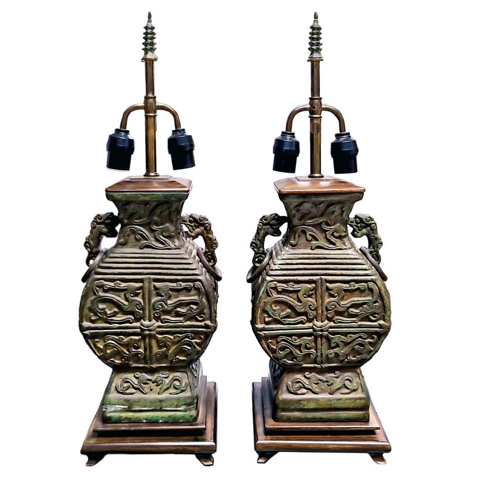 Monumental par de lámparas de mesa chinas de bronce verdigrís, en el espíritu de James Mont.
Montado sobre una base de madera maciza con una tapa de madera torneada. El elemento vertical de latón es regulable en altura. Cada una de ellas está