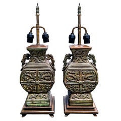 Splendida coppia di lampade cinesi di metà secolo in bronzo verdastro, stile James Mont