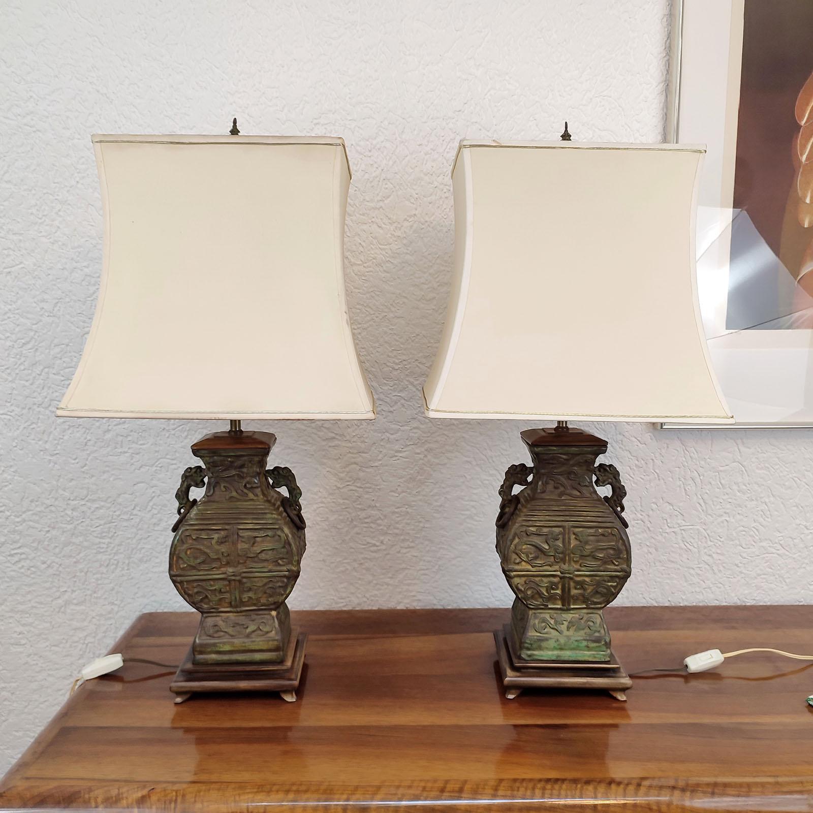 Impresionante pareja de lámparas chinas de bronce verdigris de mediados de siglo, estilo James Mont Exportación china en venta