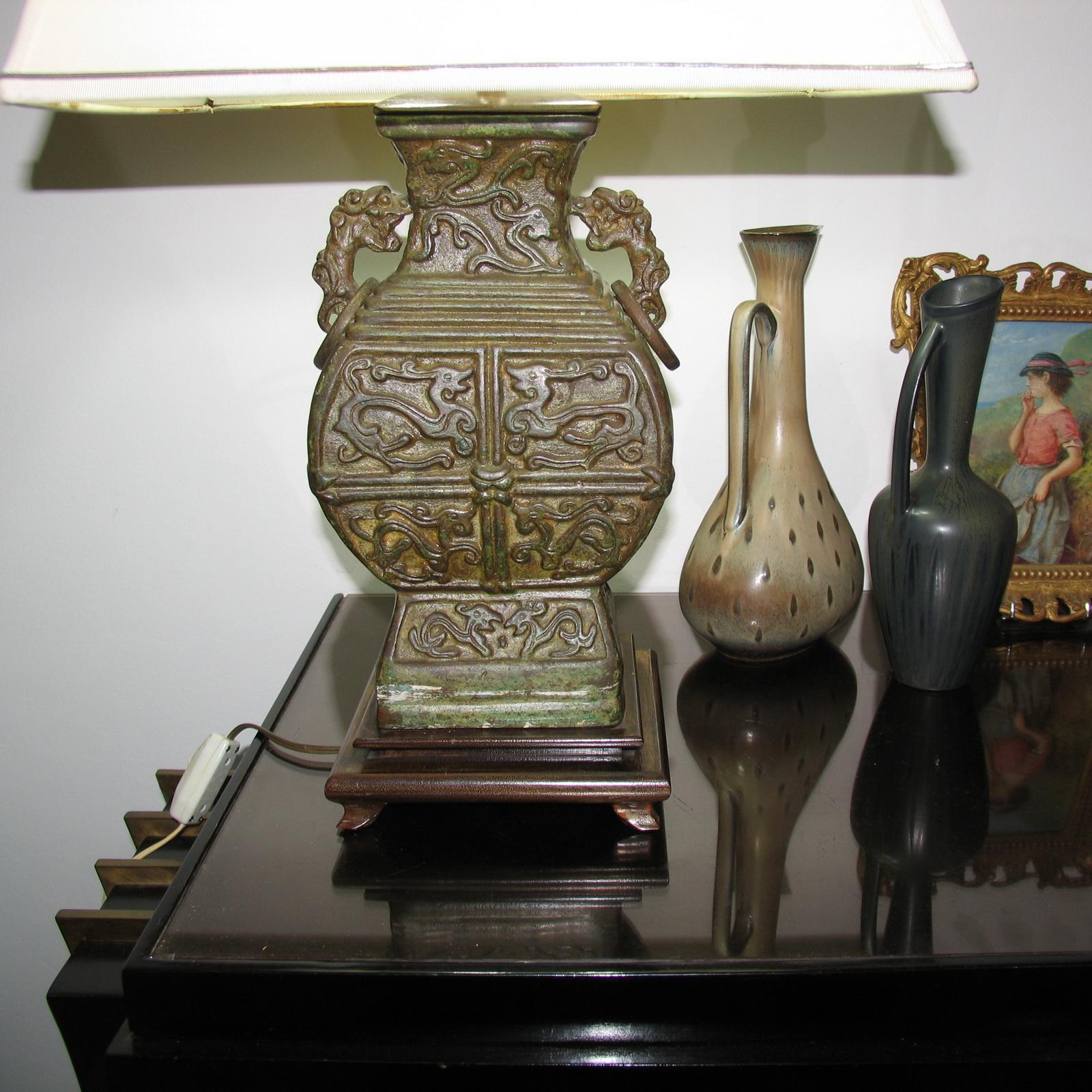 Impresionante par de lámparas chinas de bronce verdigris de mediados de siglo, estilo James Mont Chino en venta