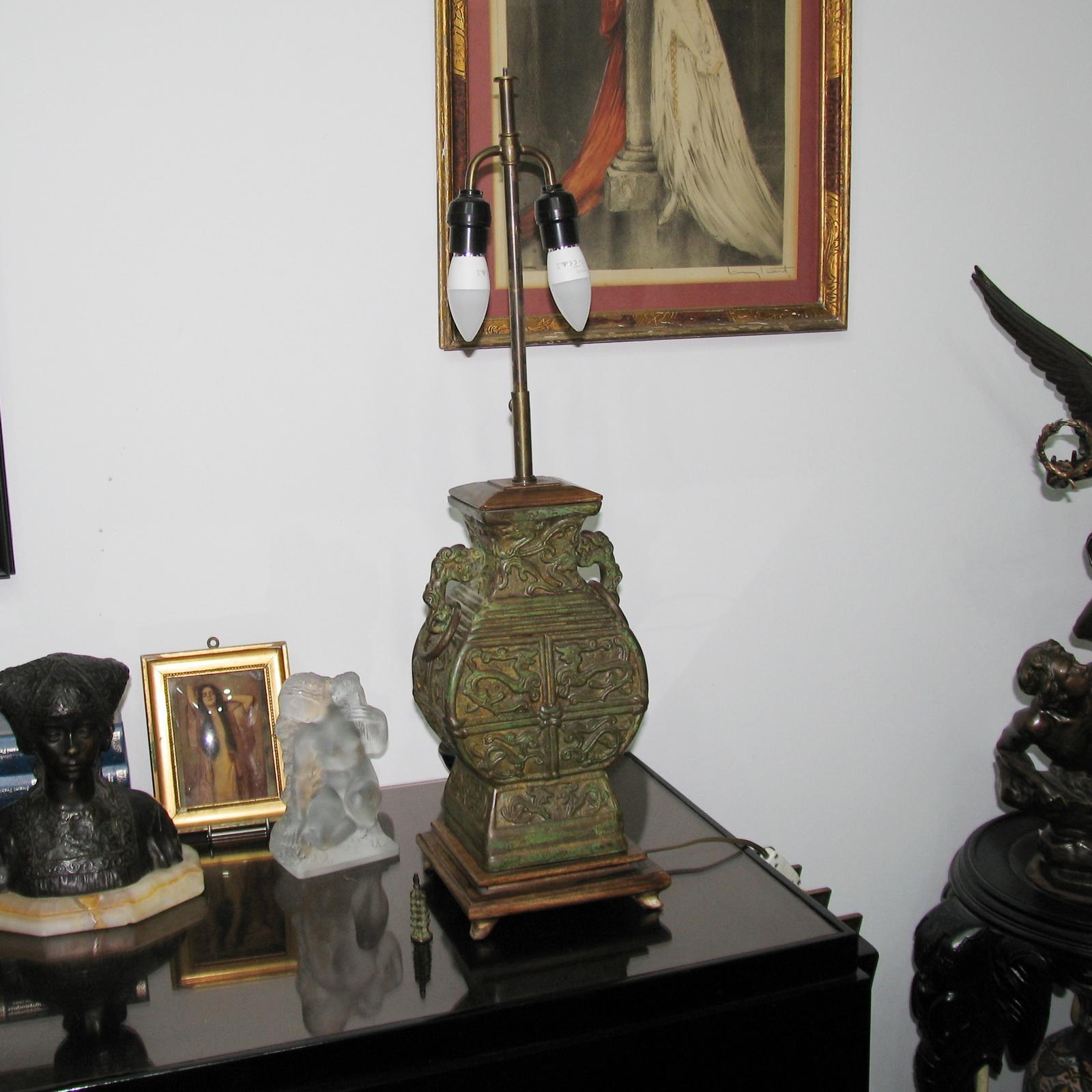 Impresionante par de lámparas chinas de bronce verdigris de mediados de siglo, estilo James Mont en Bueno estado para la venta en Bochum, NRW