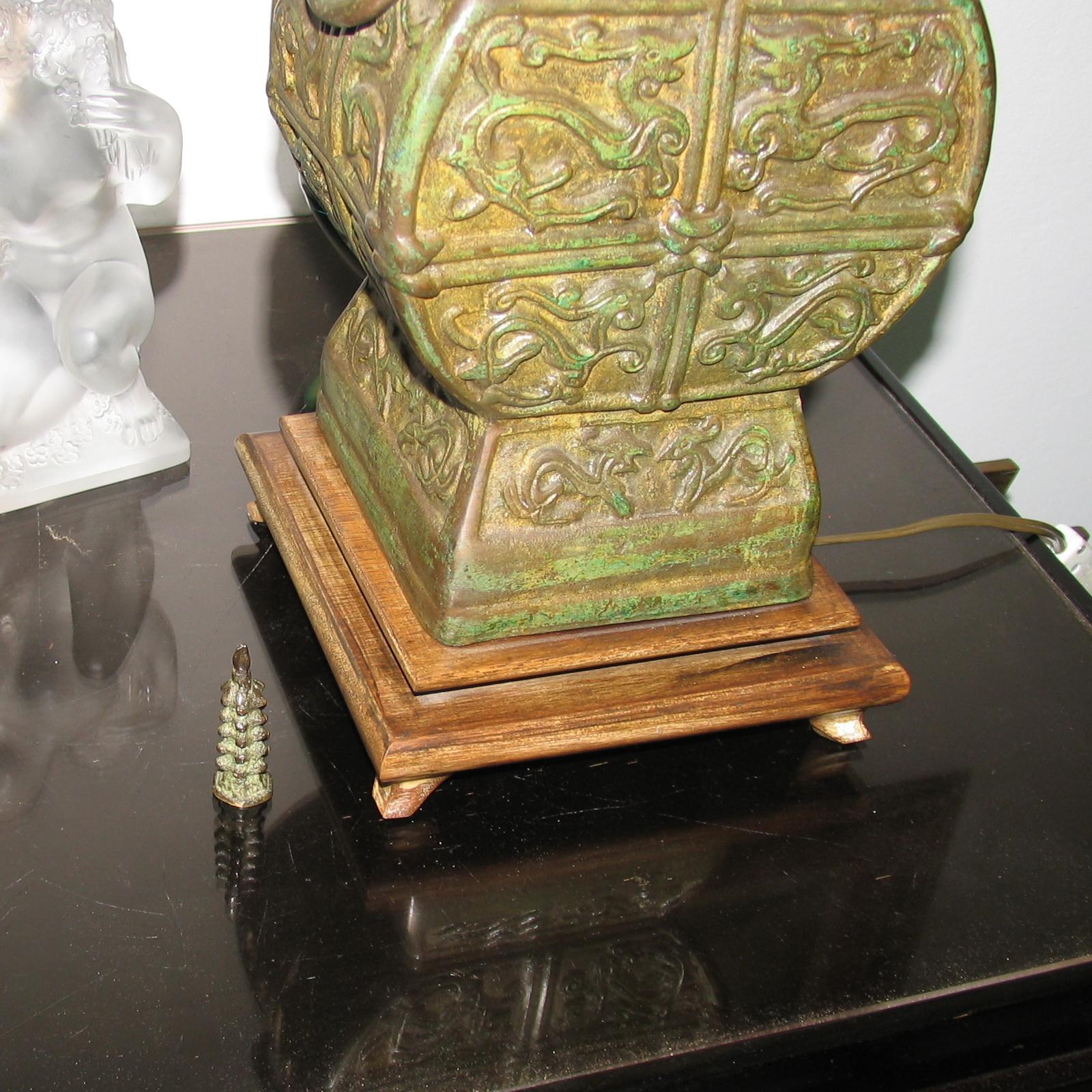 Impresionante par de lámparas chinas de bronce verdigris de mediados de siglo, estilo James Mont siglo XX en venta