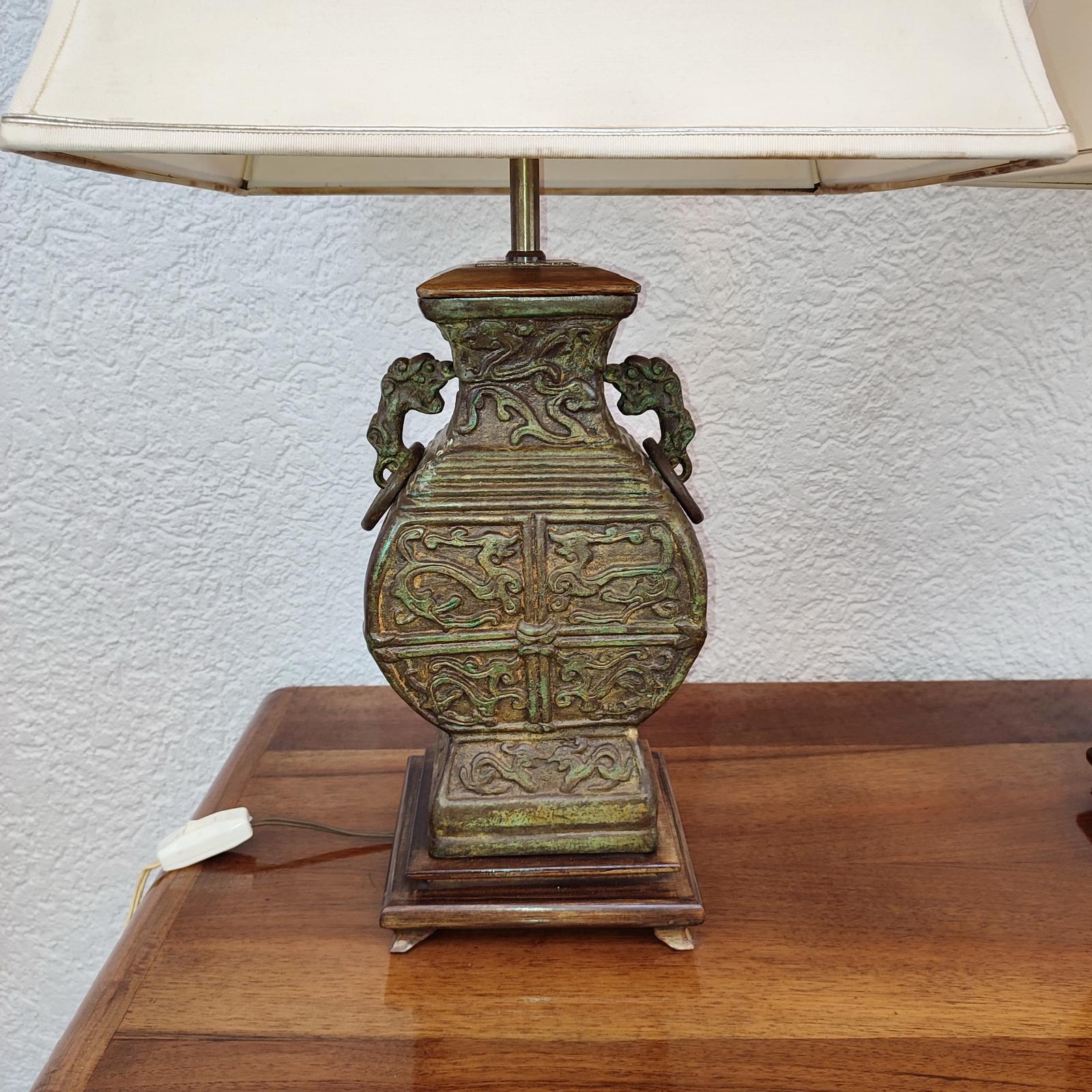 Impresionante par de lámparas chinas de bronce verdigris de mediados de siglo, estilo James Mont en venta 1