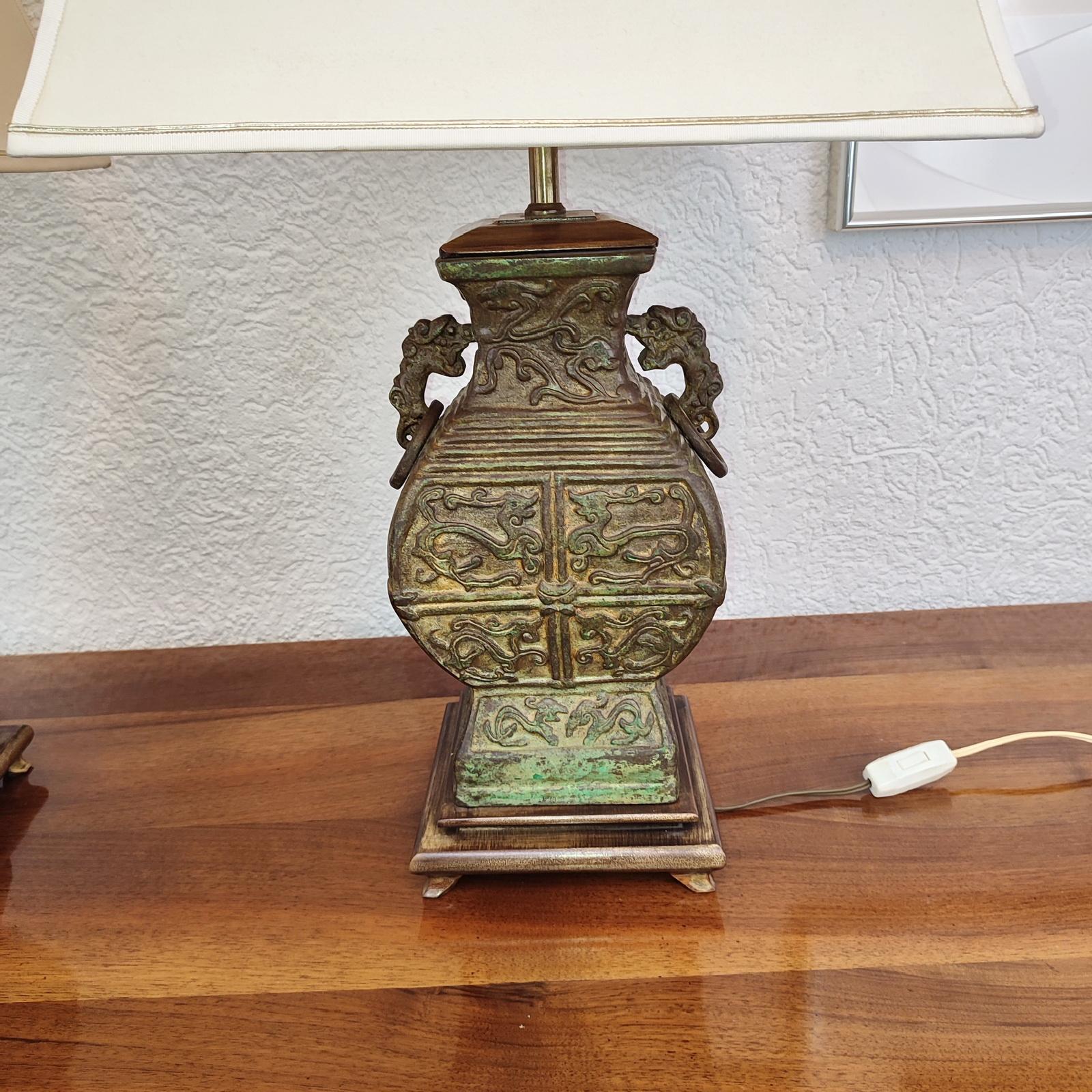 Impresionante par de lámparas chinas de bronce verdigris de mediados de siglo, estilo James Mont en venta 2