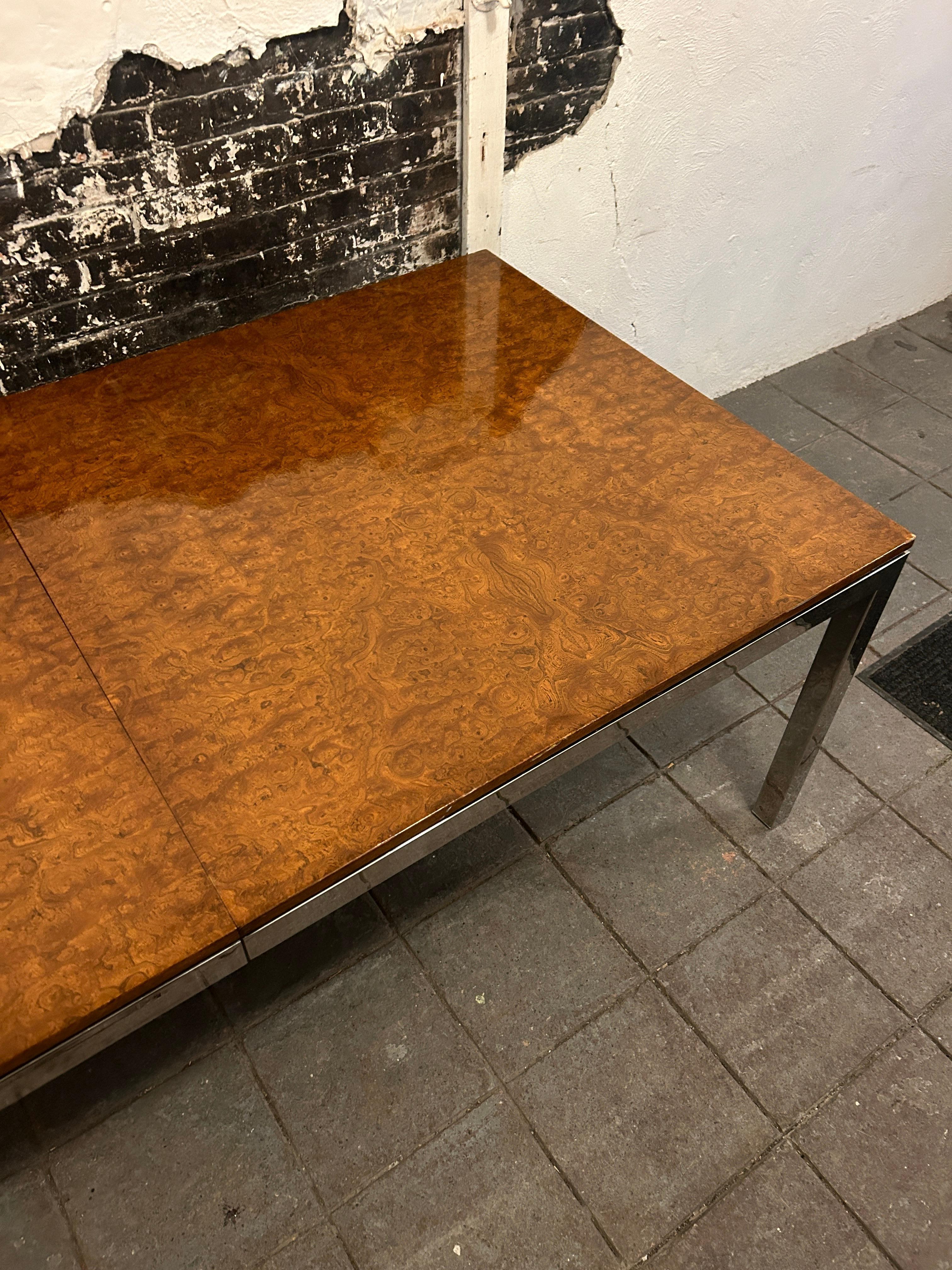 Mid-Century Modern Superbe table de salle à manger chromée du milieu du siècle avec plateau en ronce 2 feuilles en vente