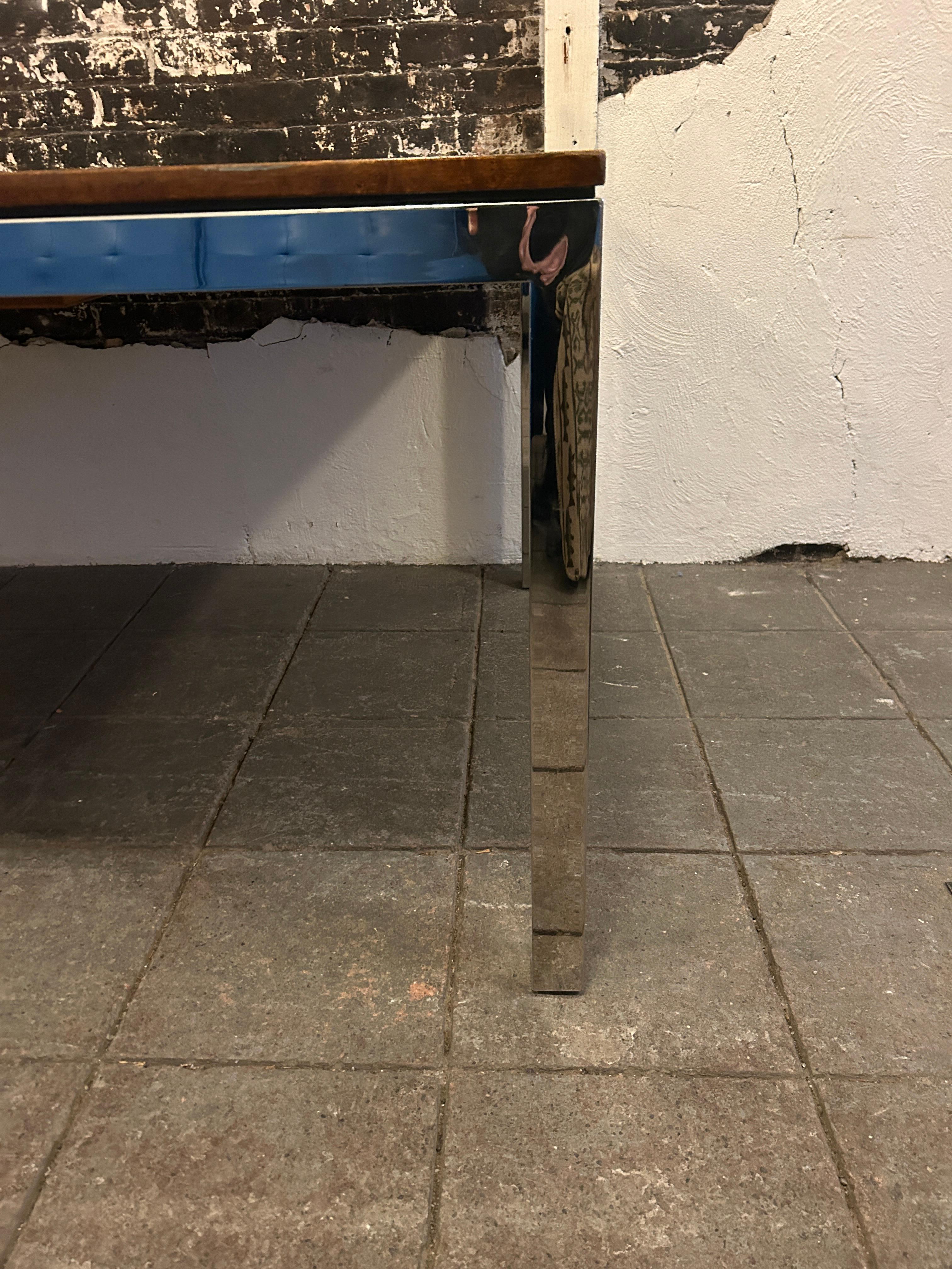 Superbe table de salle à manger chromée du milieu du siècle avec plateau en ronce 2 feuilles Bon état - En vente à Brooklyn, NY