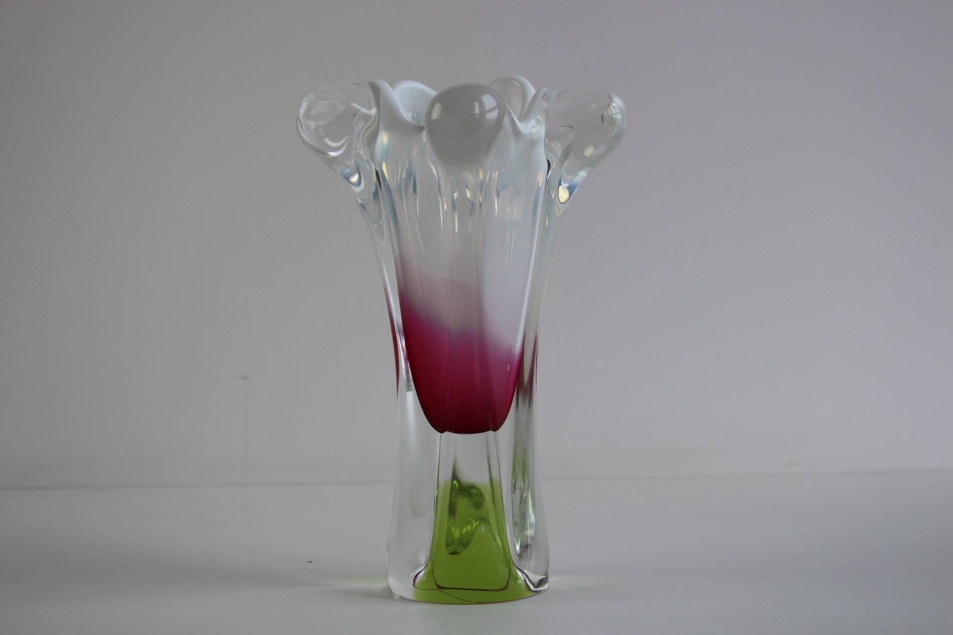 Stunning Mid-Century Czech Art Glass Vase – Red, Pink, and Lime Green For Sale 4