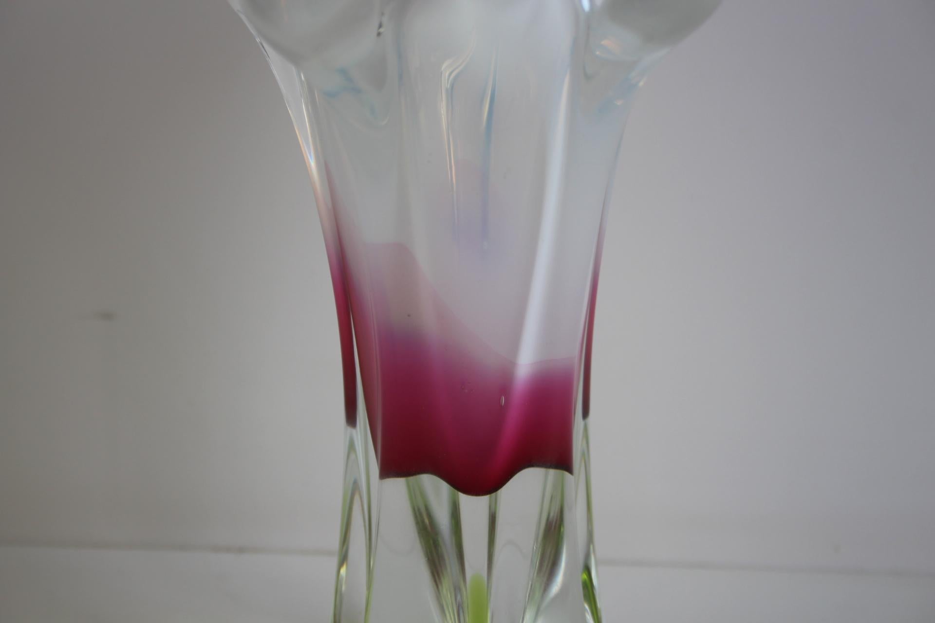 Stunning Mid-Century Czech Art Glass Vase – Red, Pink, and Lime Green In Good Condition For Sale In Praha, CZ