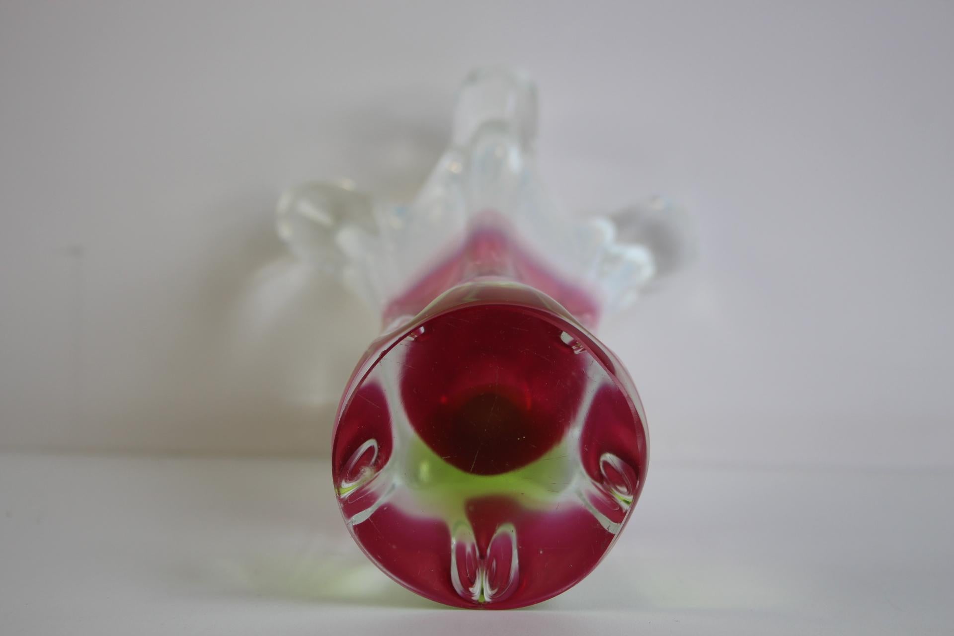 Stunning Mid-Century Czech Art Glass Vase – Red, Pink, and Lime Green For Sale 1