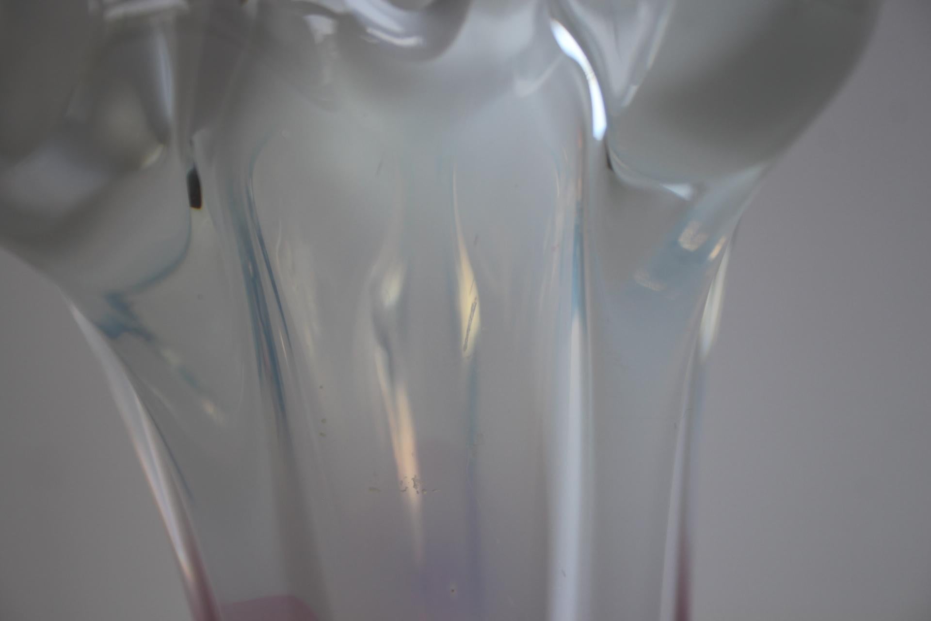 Stunning Mid-Century Czech Art Glass Vase – Red, Pink, and Lime Green For Sale 2