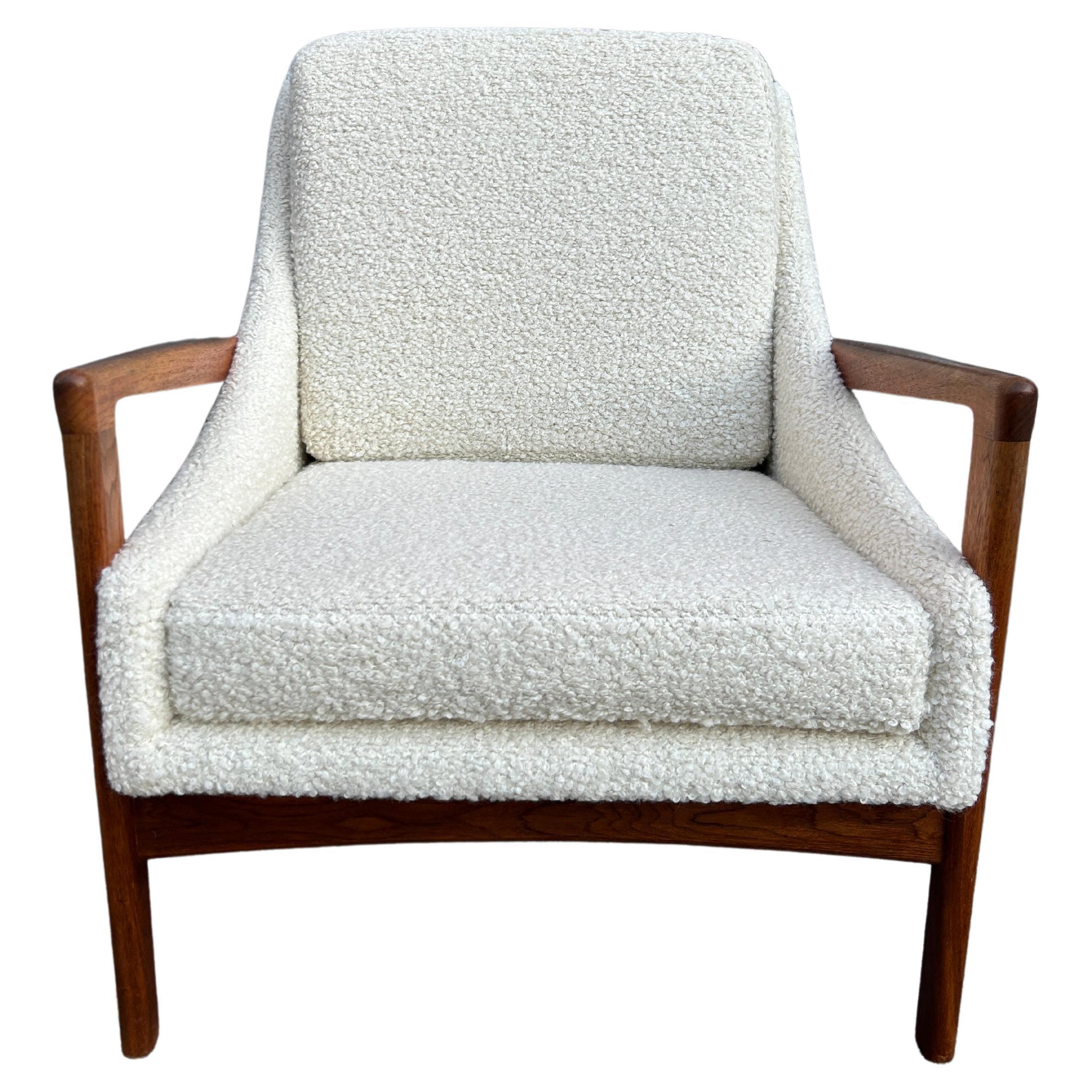 Stunning Mid Century Danish modern lounge chair in Boucle with wood frame For Sale 2