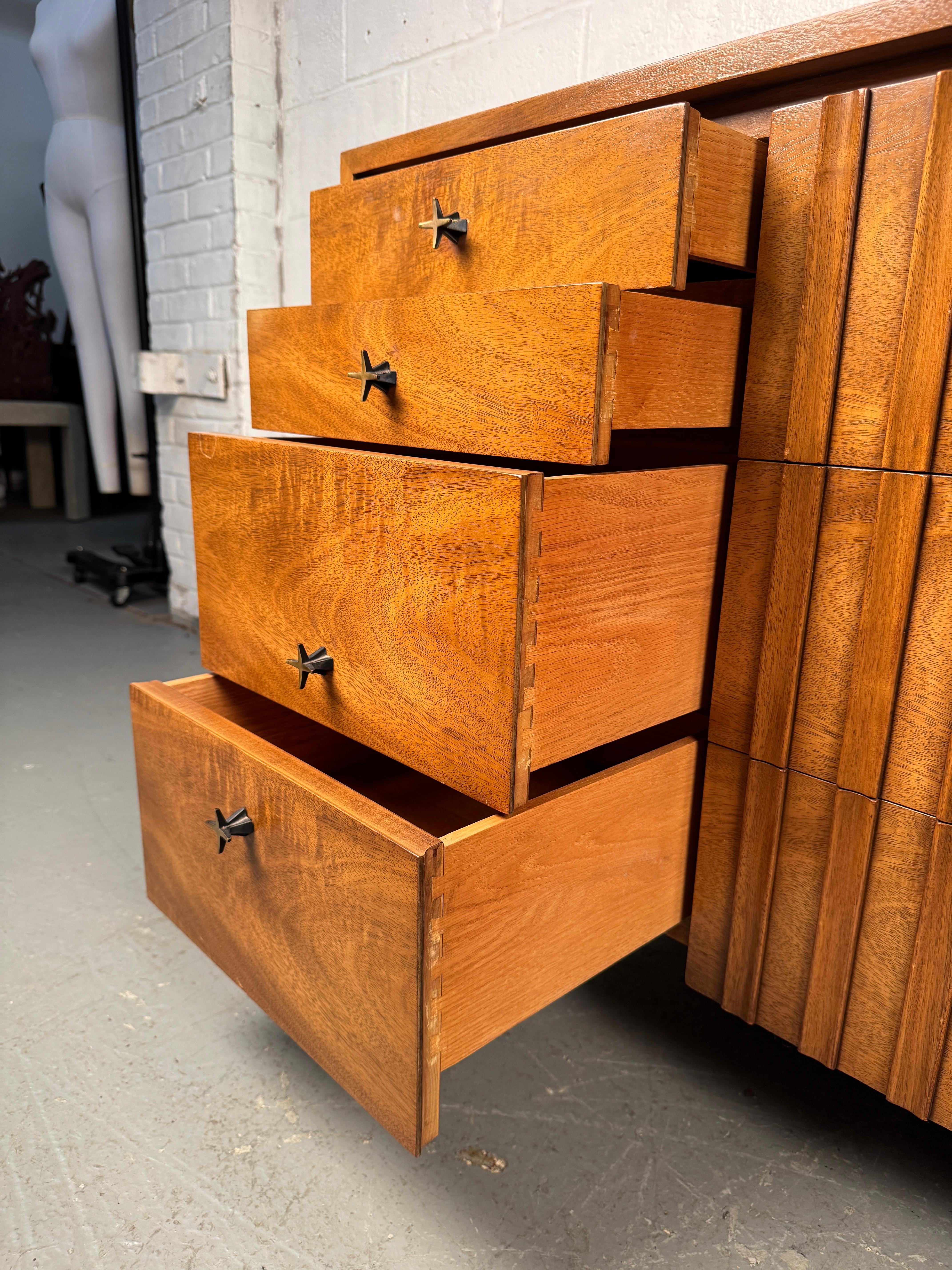 Stunning Mid-Century Dresser Mfg. by Widdicomb For Sale 6