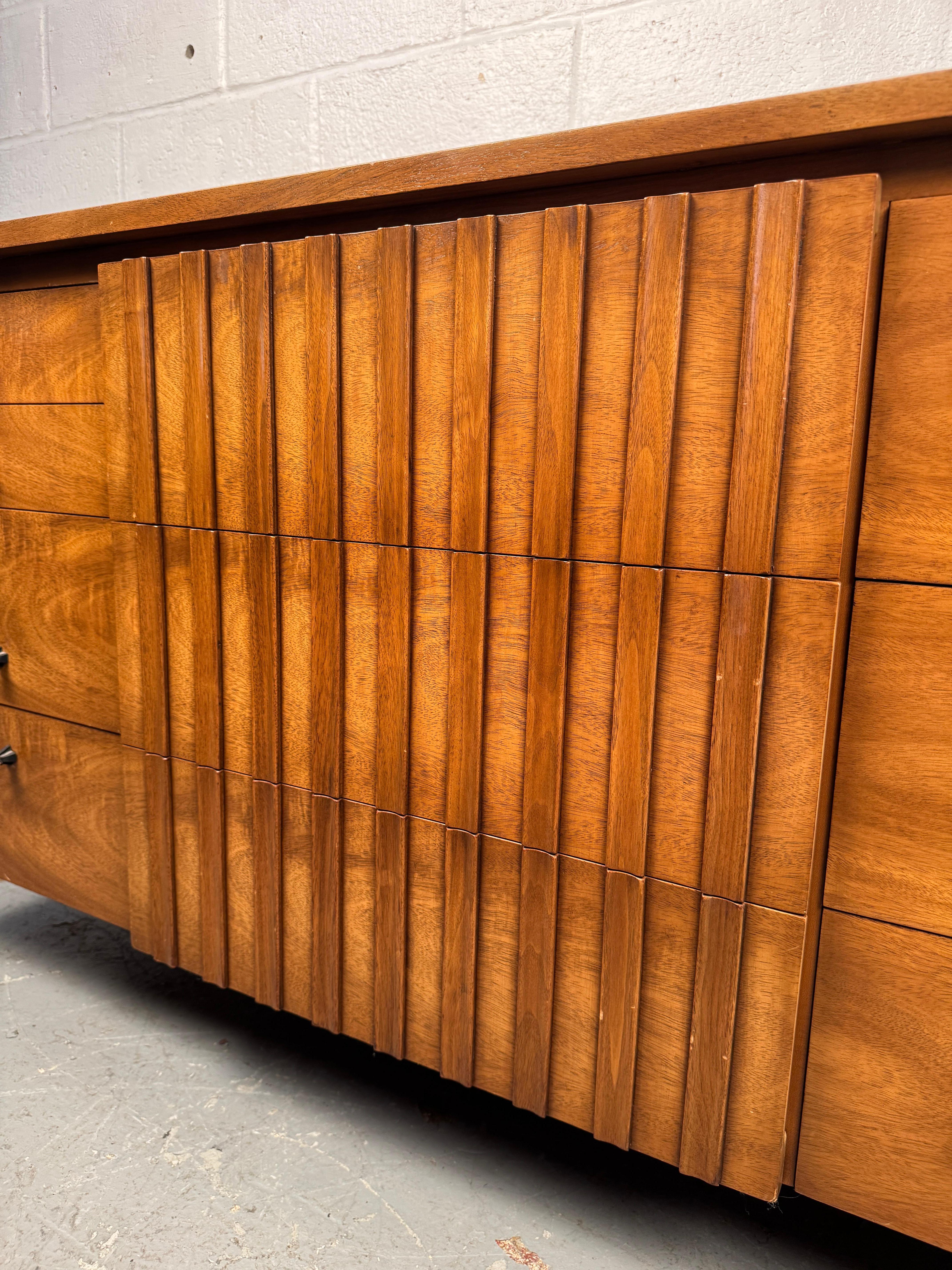 Stunning Mid-Century Dresser Mfg. by Widdicomb For Sale 11