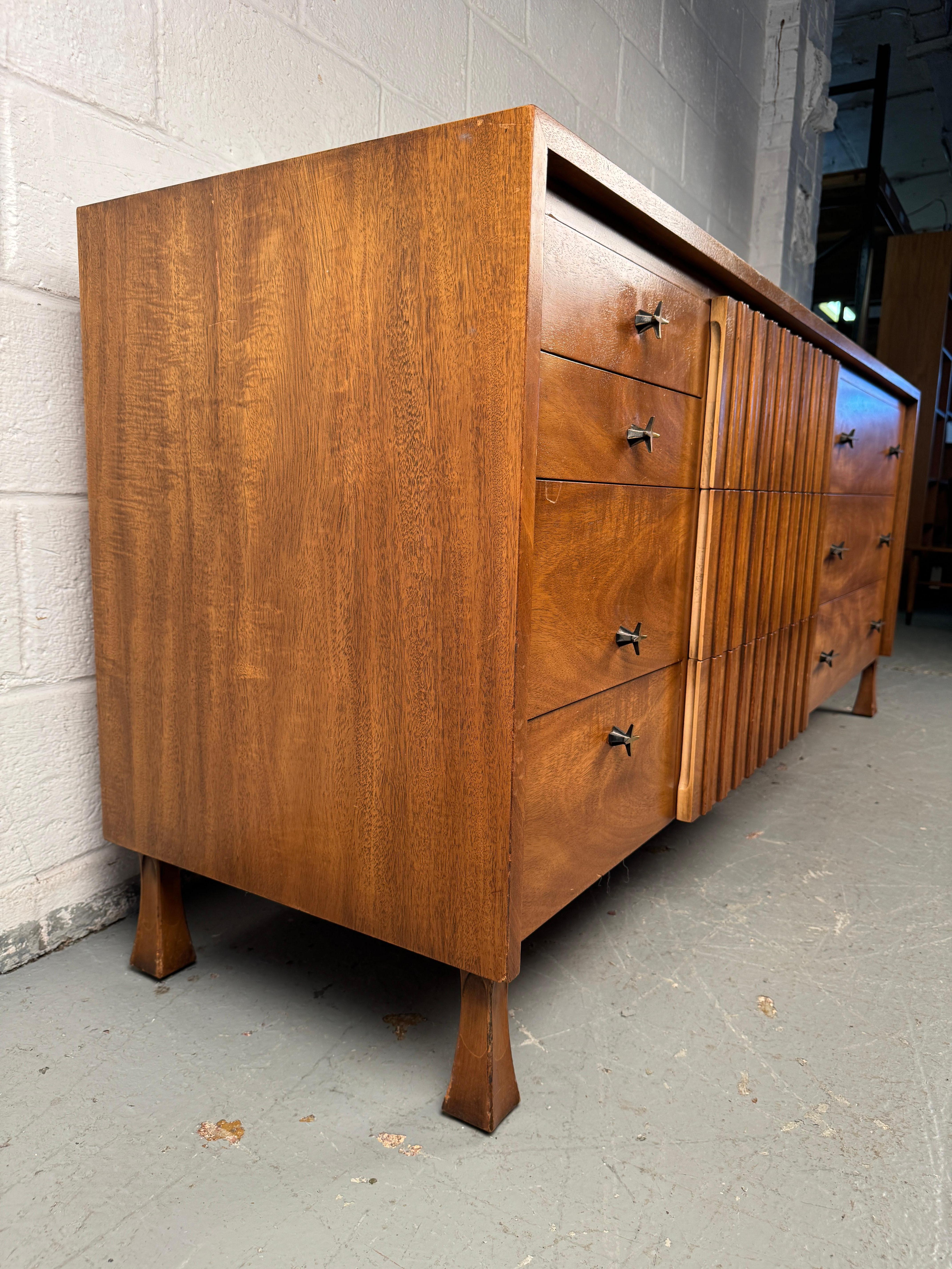 Stunning Mid-Century Dresser Mfg. by Widdicomb In Good Condition For Sale In Brooklyn, NY