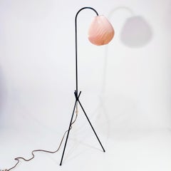 Jean Rispal. Lámpara de pie trípode de mediados de siglo de Maison Rispal, Francia, años 50