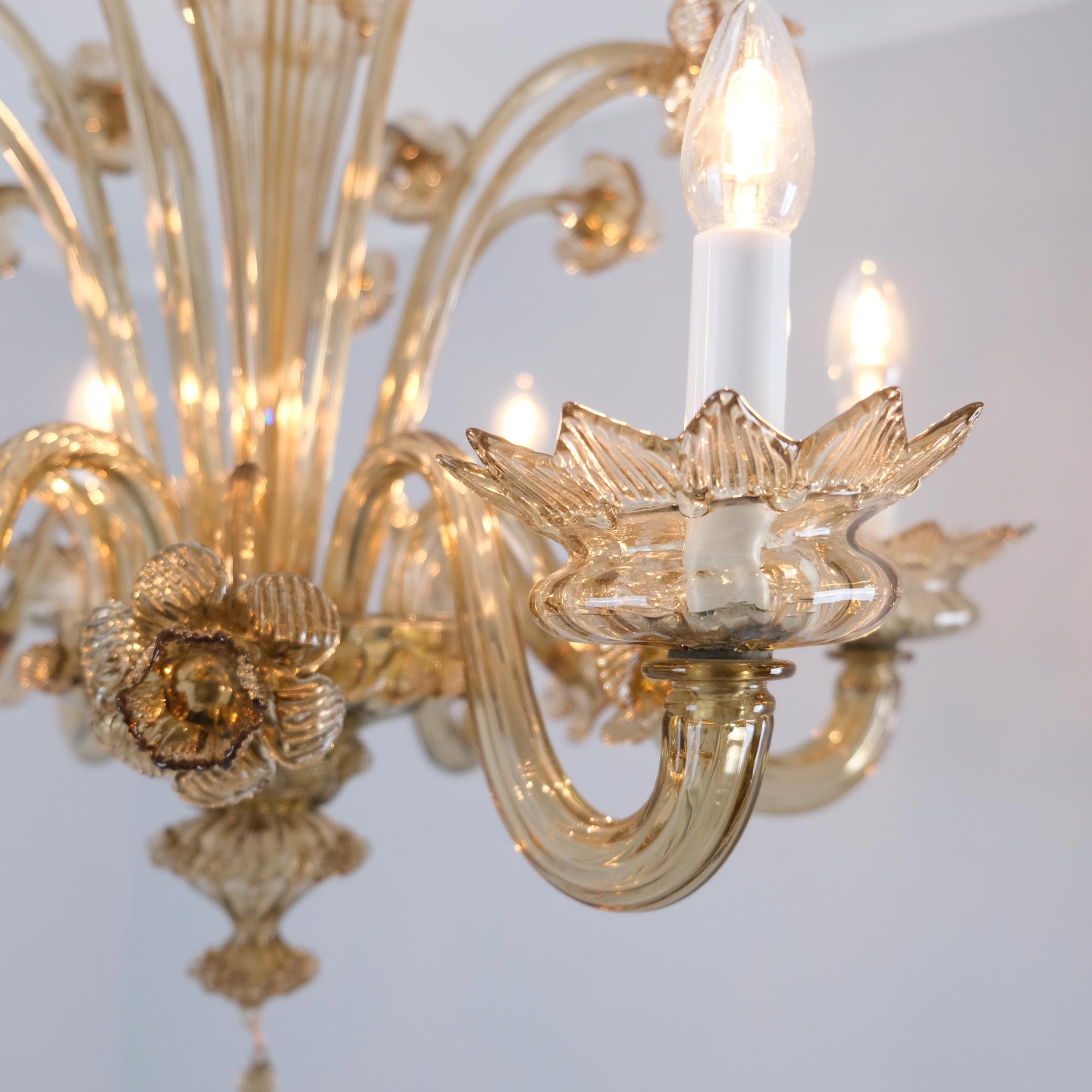 Superbe lustre du milieu du siècle en verre de Murano à six bras de lumière. en vente 3