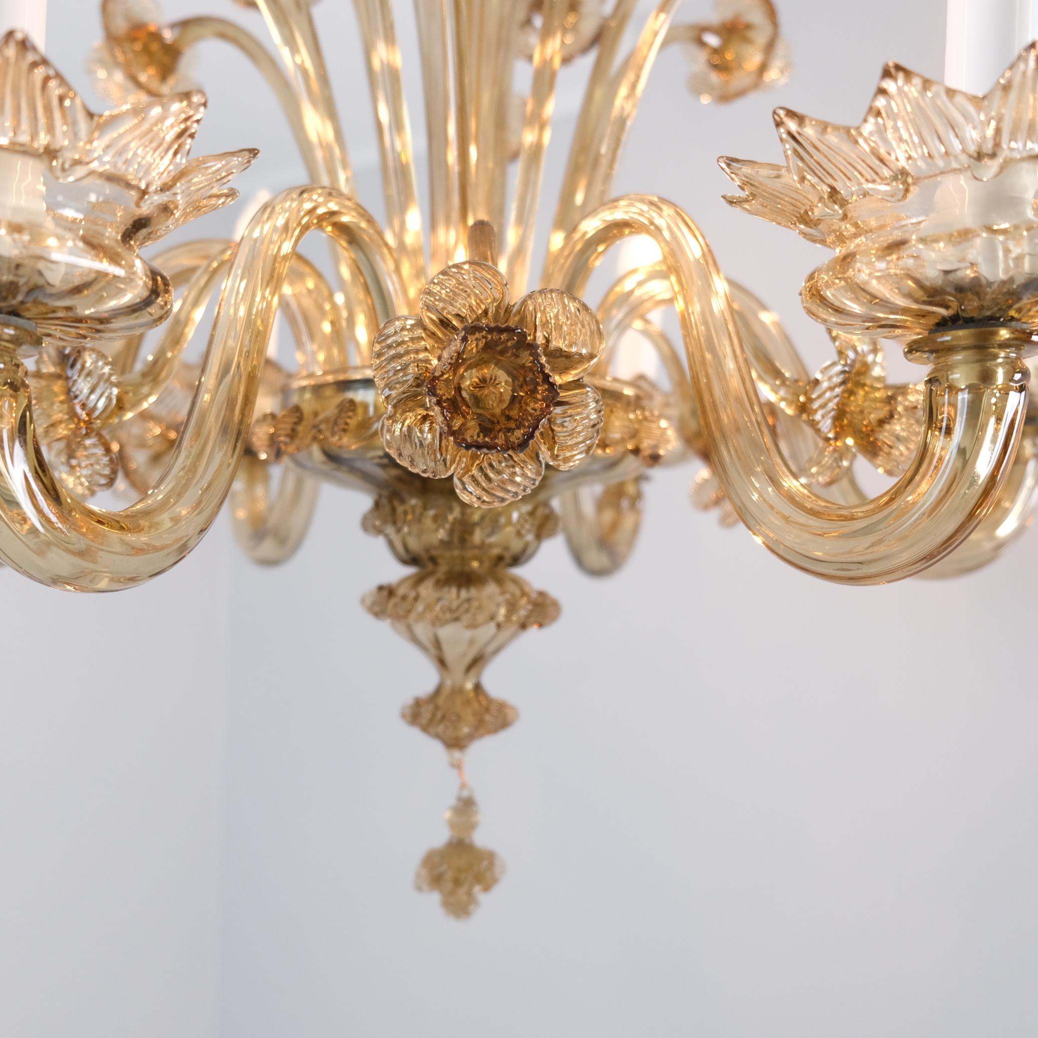 Superbe lustre du milieu du siècle en verre de Murano à six bras de lumière. en vente 4