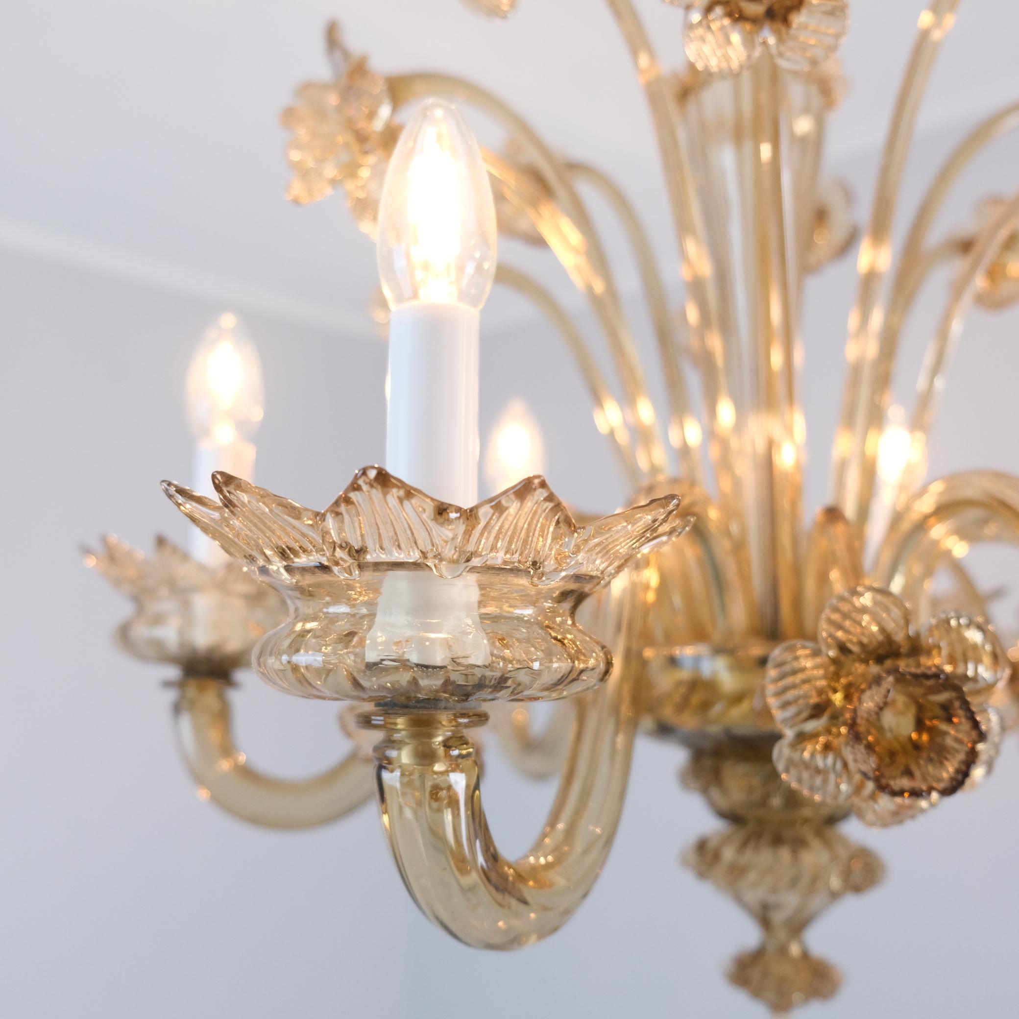 Superbe lustre du milieu du siècle en verre de Murano à six bras de lumière. en vente 5
