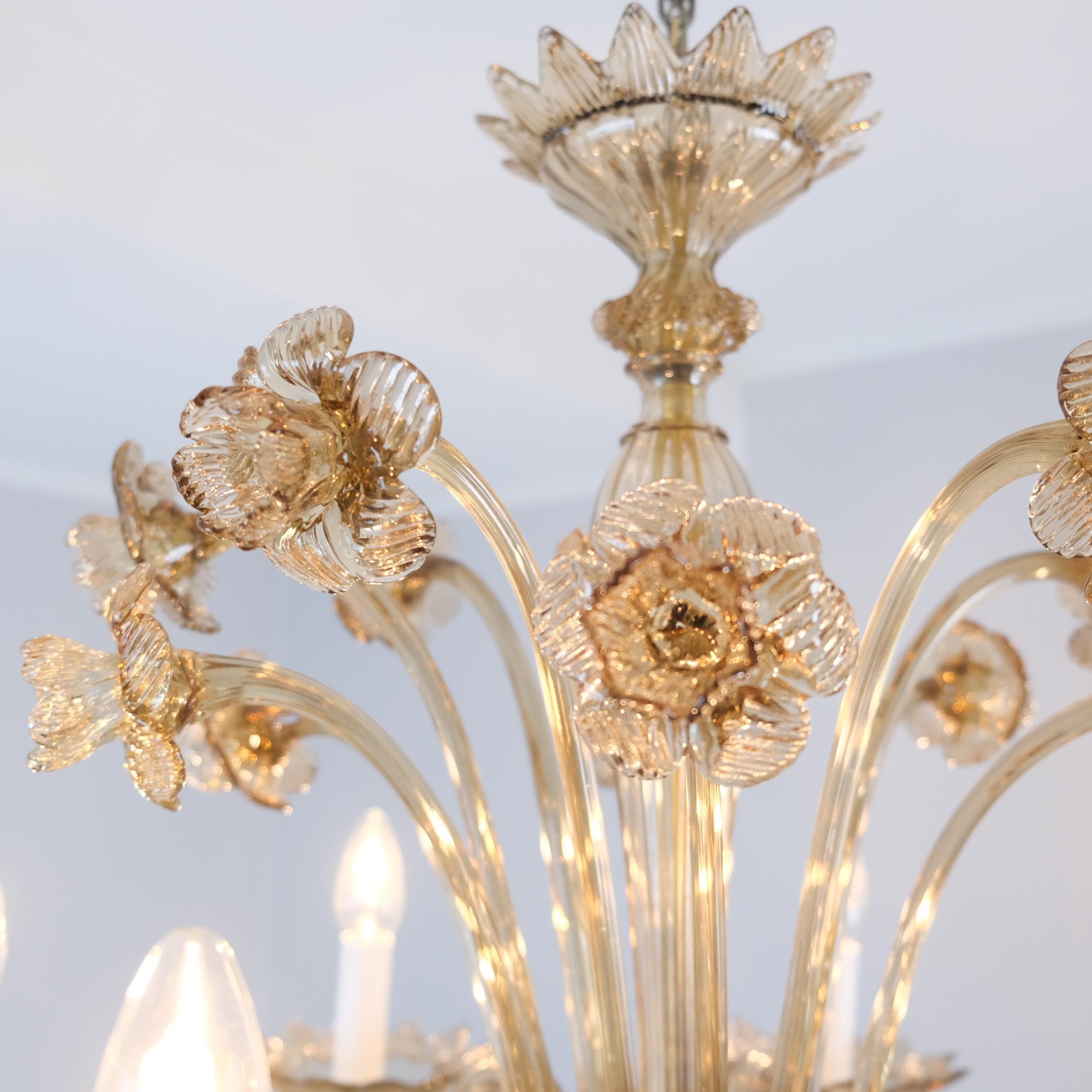 Superbe lustre du milieu du siècle en verre de Murano à six bras de lumière. en vente 7