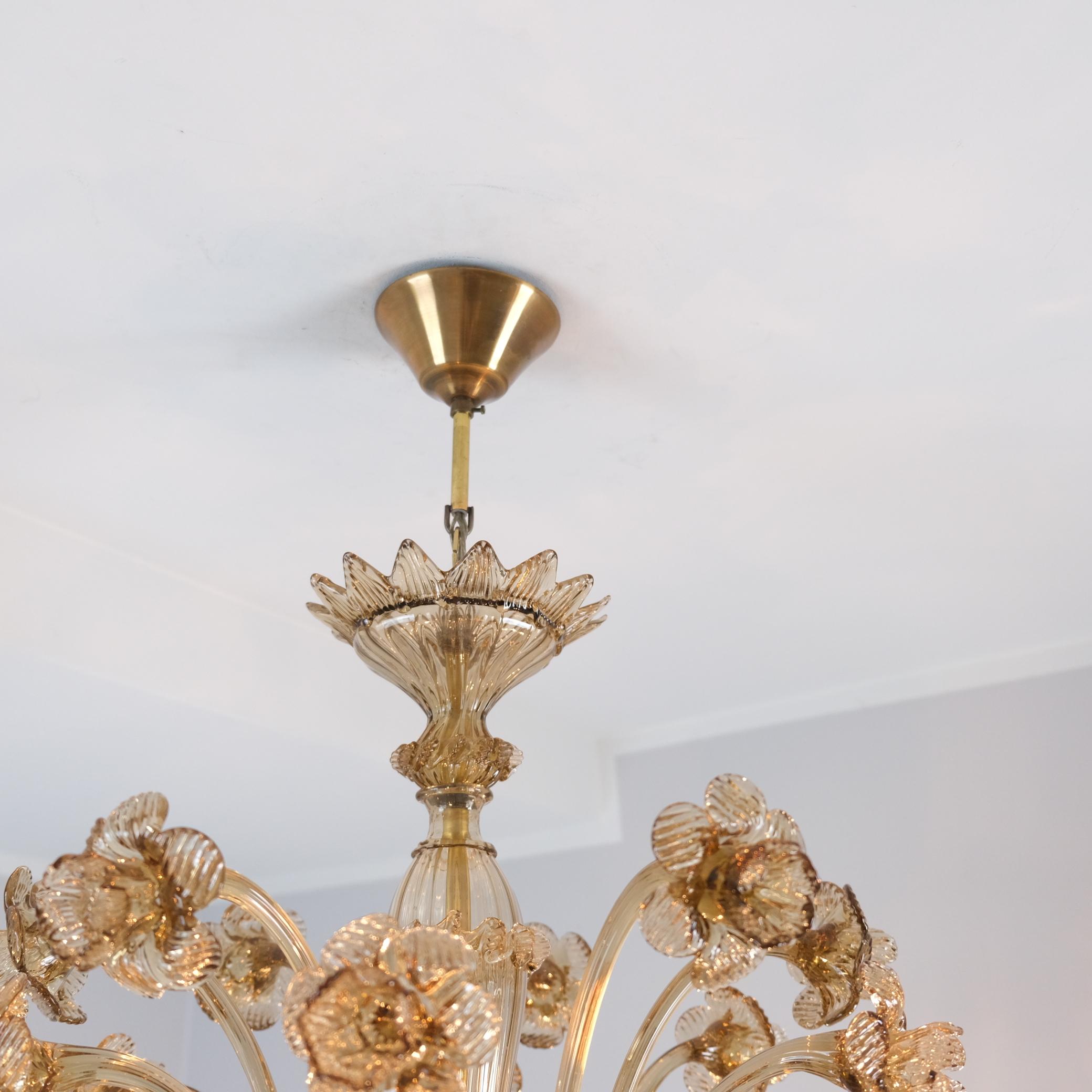 Superbe lustre du milieu du siècle en verre de Murano à six bras de lumière. en vente 8