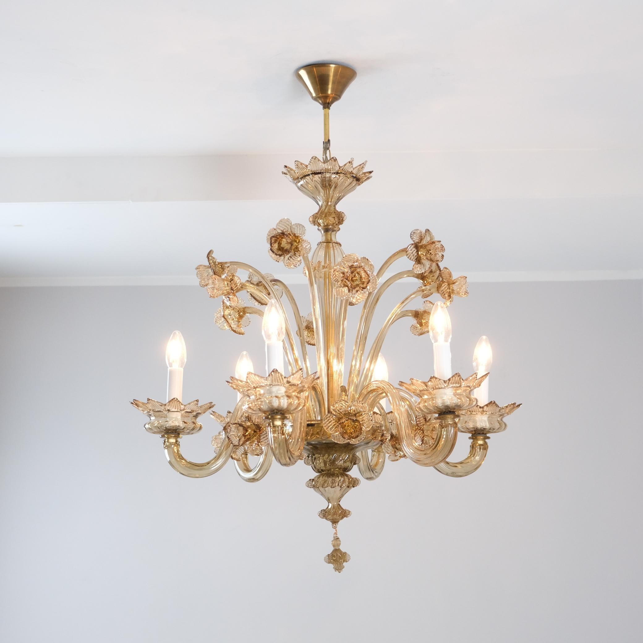 Superbe lustre du milieu du siècle en verre de Murano à six bras de lumière. en vente 9