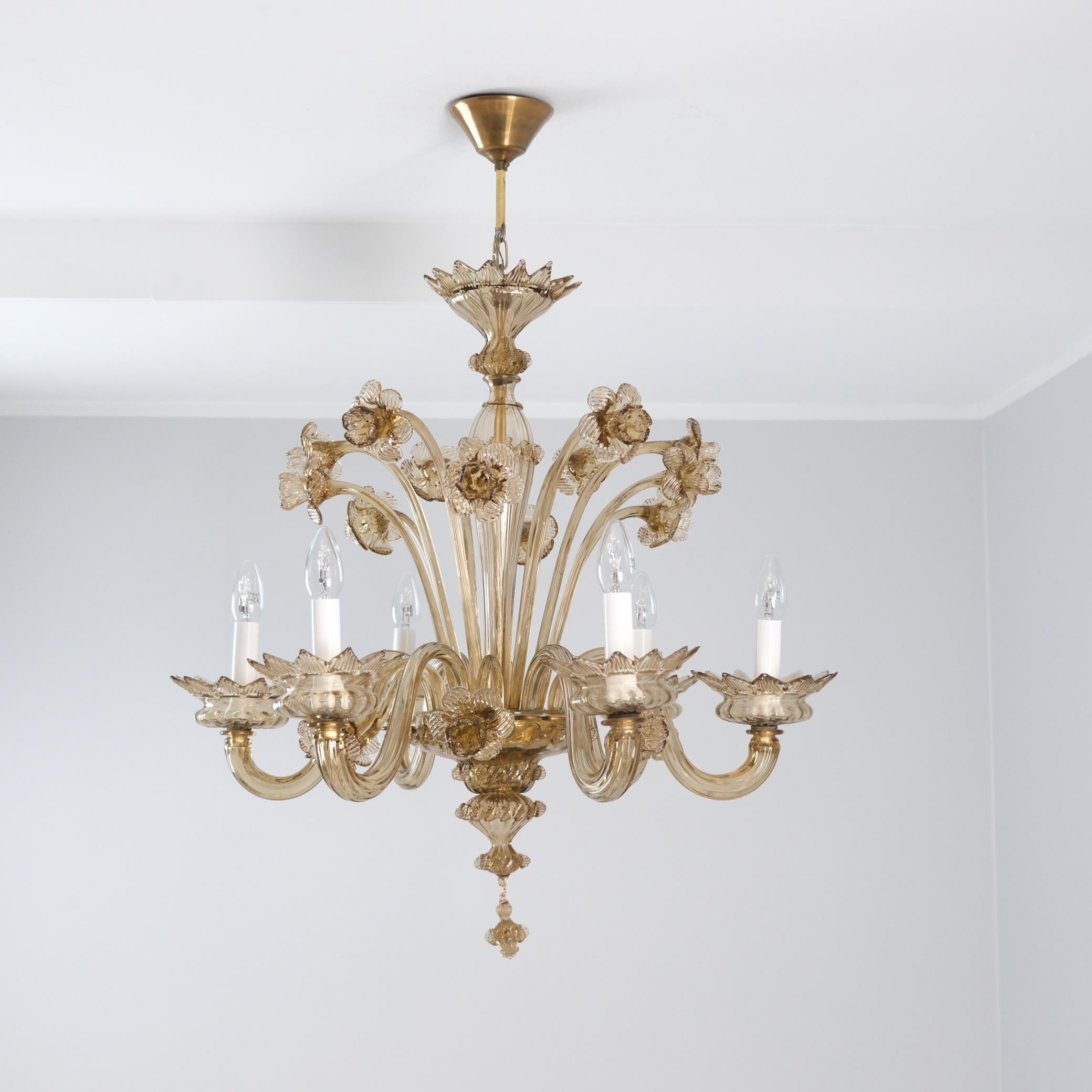 Superbe lustre vintage en verre de Murano, fait à la main, composé de six bras de lumière gracieusement courbés et décorés et d'une pièce centrale magnifiquement ornée de 18 décorations florales exquises faites à la main. L'ensemble de la pièce est