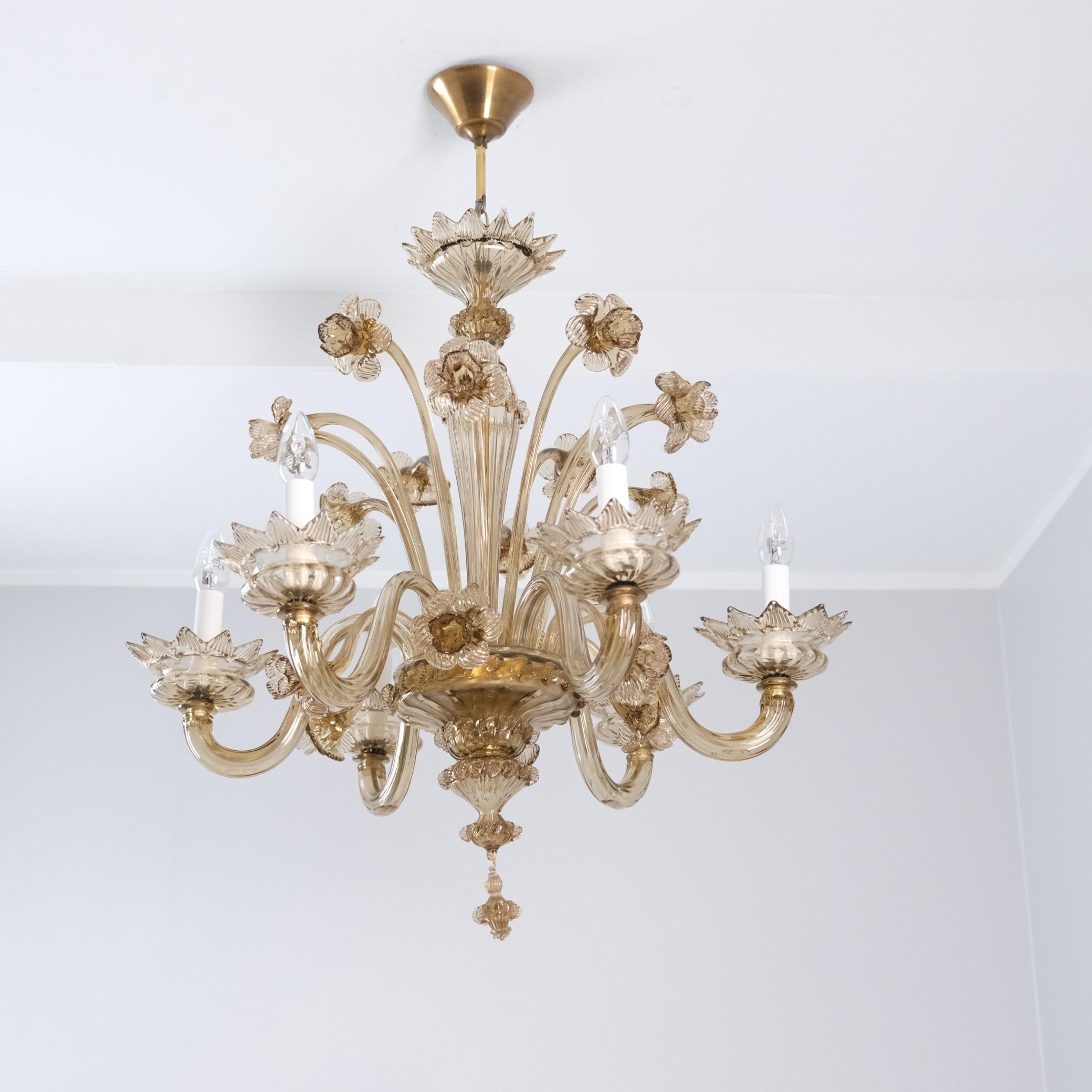 Néo-baroque Superbe lustre du milieu du siècle en verre de Murano à six bras de lumière. en vente