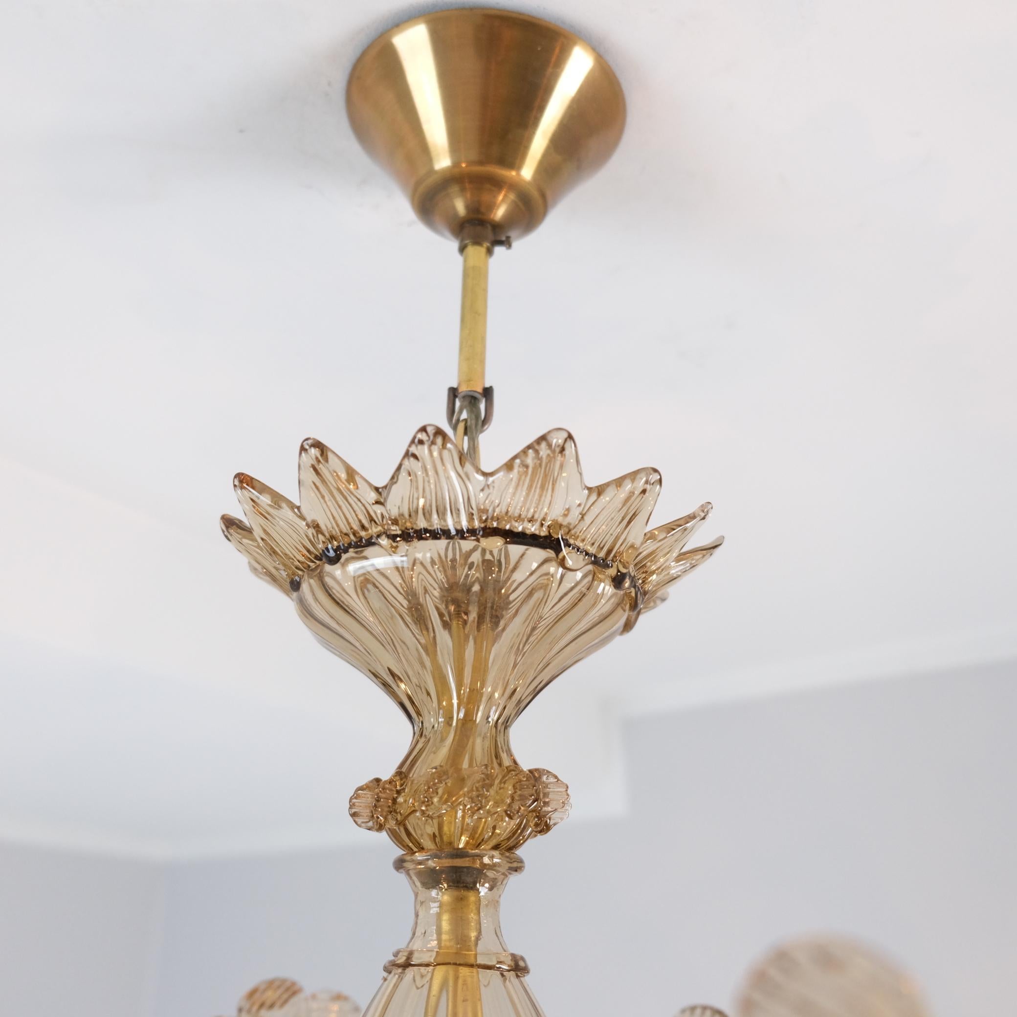 Milieu du XXe siècle Superbe lustre du milieu du siècle en verre de Murano à six bras de lumière. en vente