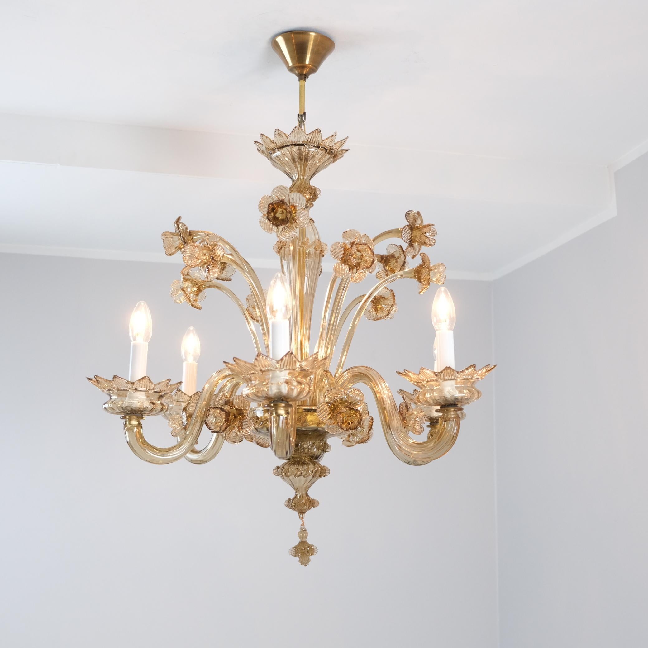 Métal Superbe lustre du milieu du siècle en verre de Murano à six bras de lumière. en vente