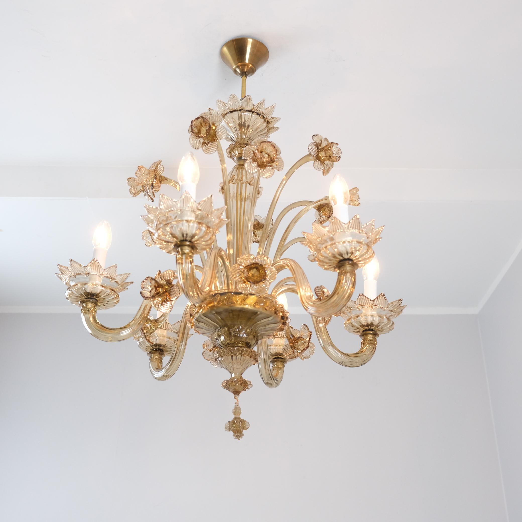Superbe lustre du milieu du siècle en verre de Murano à six bras de lumière. en vente 1
