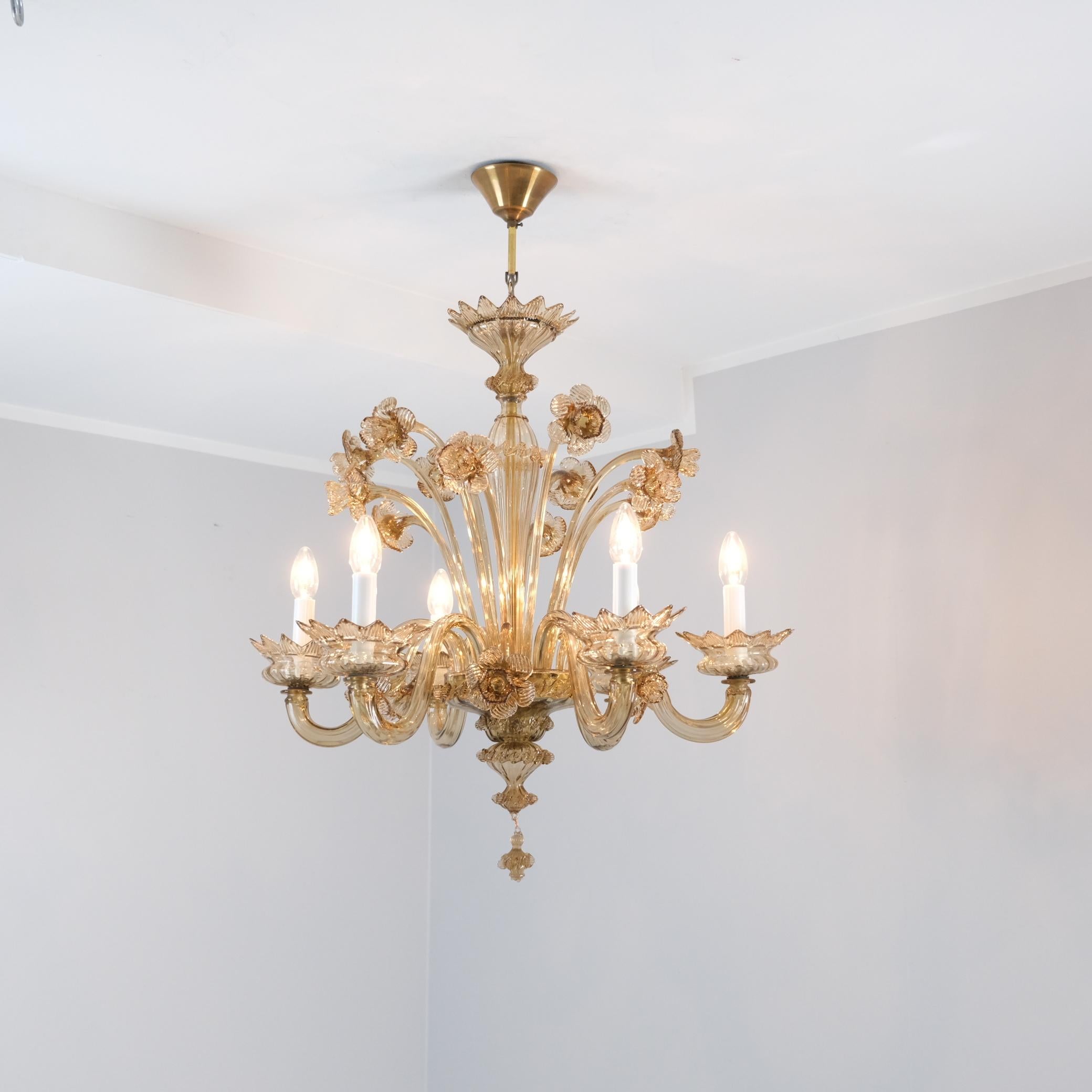 Superbe lustre du milieu du siècle en verre de Murano à six bras de lumière. en vente 2